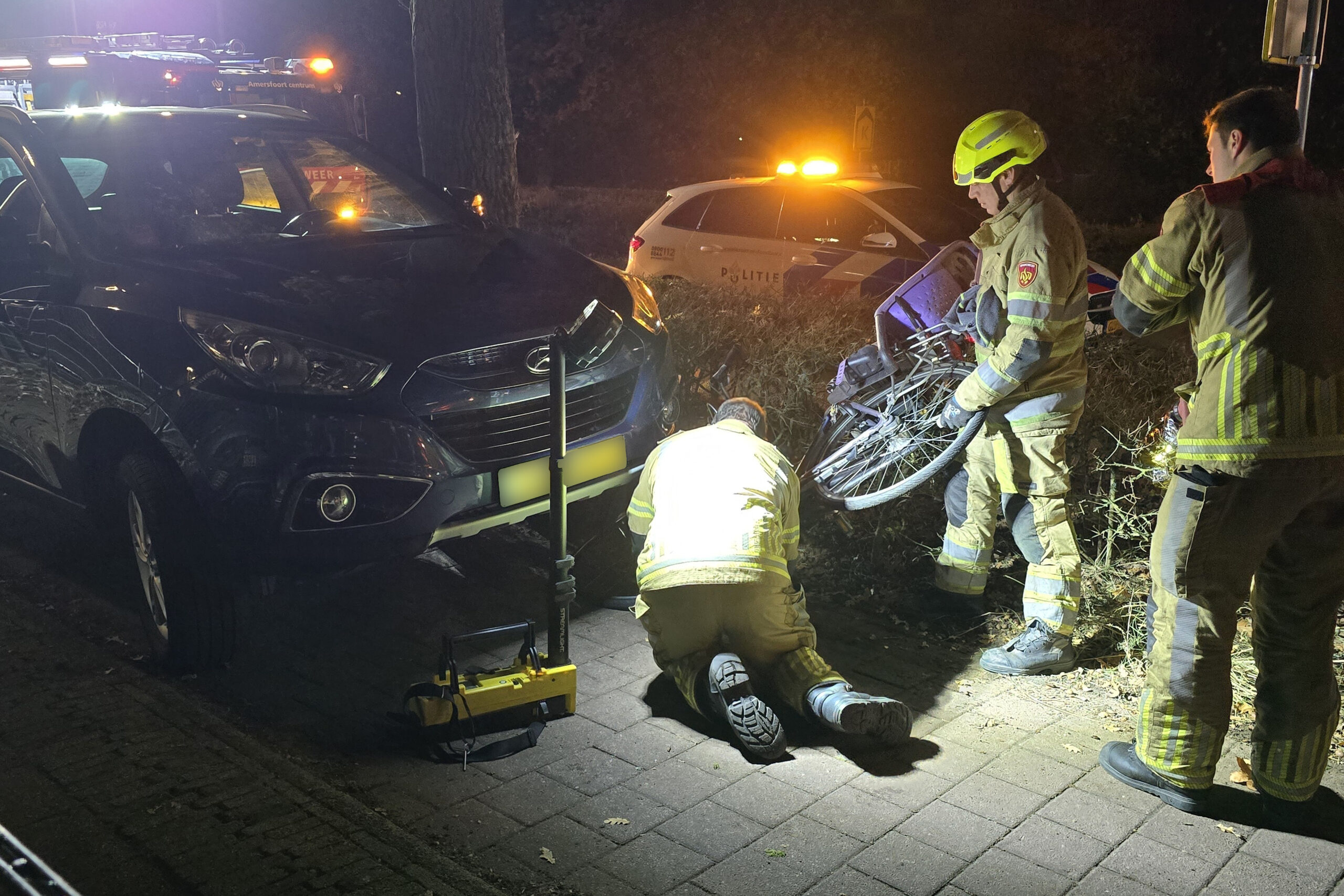 Auto rijdt fietspad op, bestuurder en fietser gewond