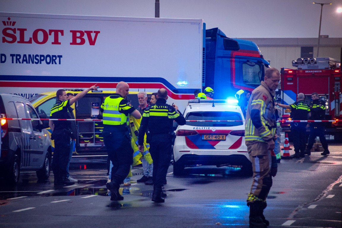 Persoon overlijdt onder vrachtwagen bij ongeval