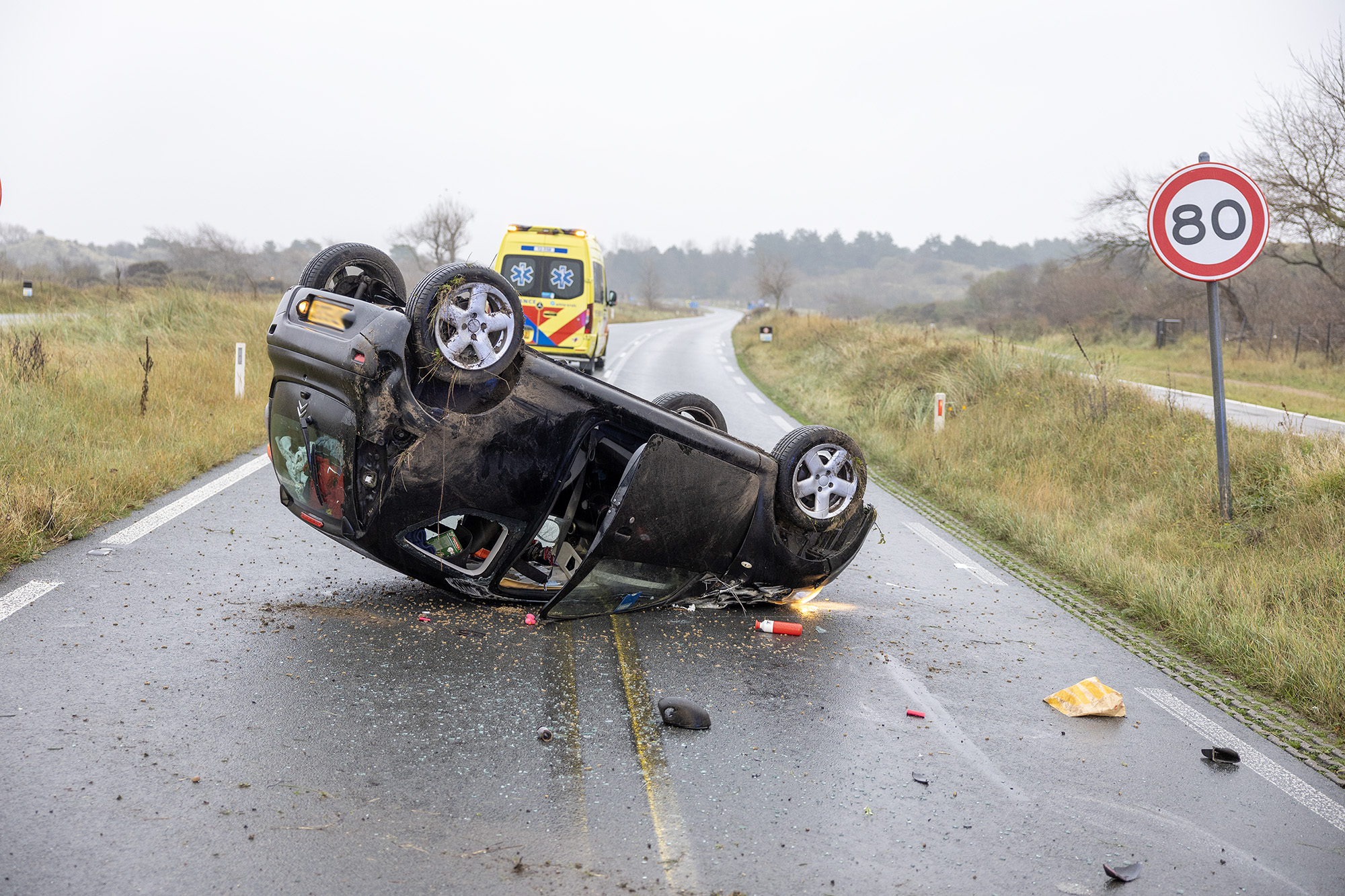 Auto slaat over de kop: twee mensen raken gewond