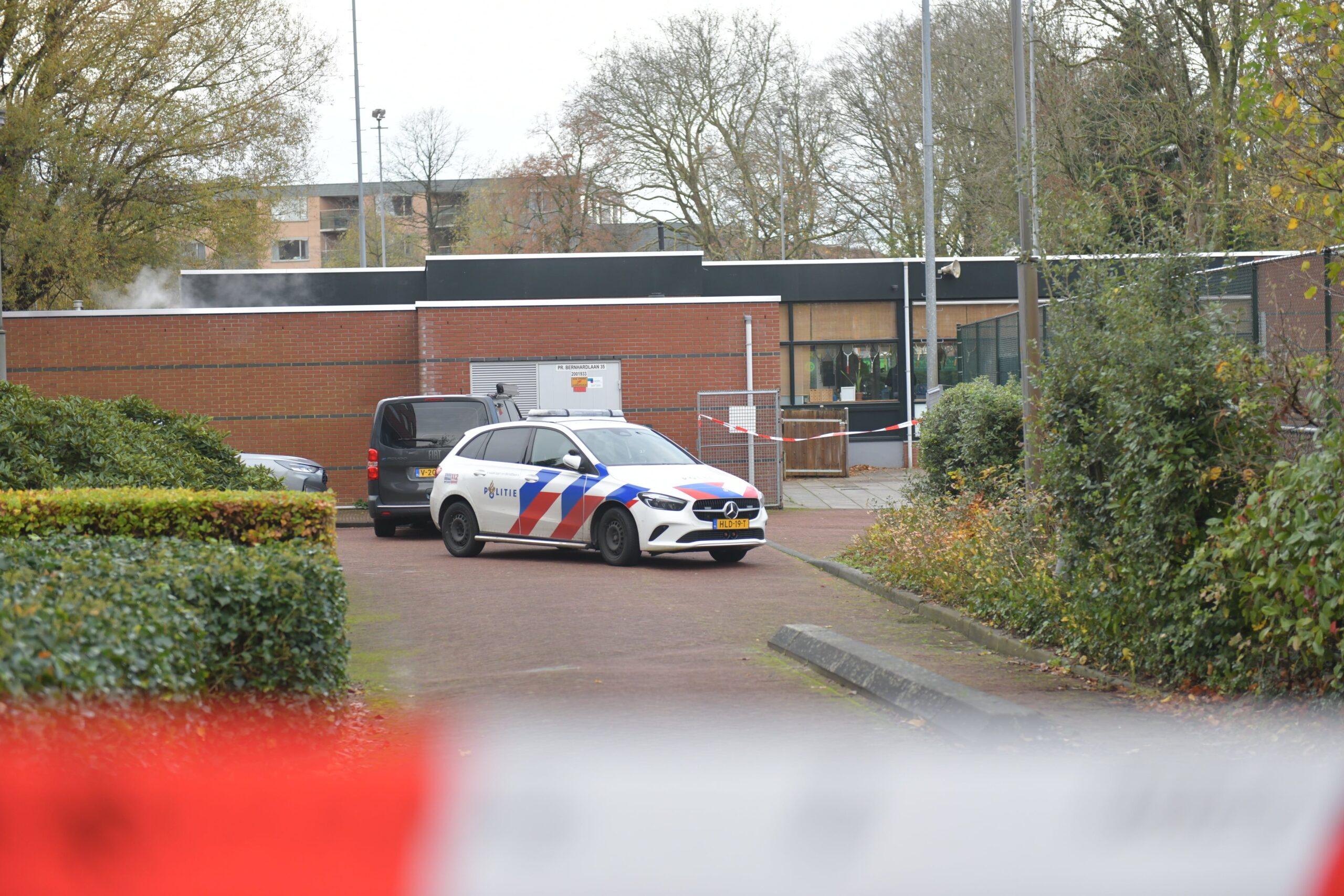 Omstanders vinden levenloos lichaam langs tennisbaan