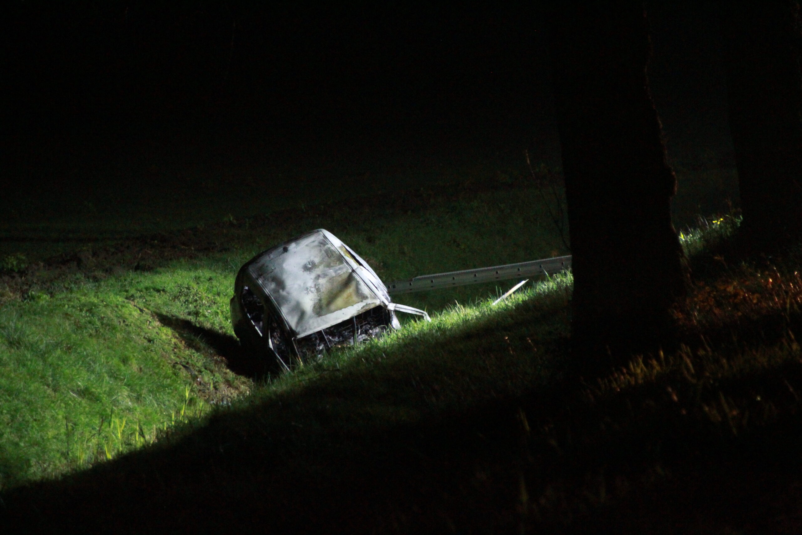 UPDATE: Vrouw (23) overleden nadat auto in sloot belandt en in brand vliegt