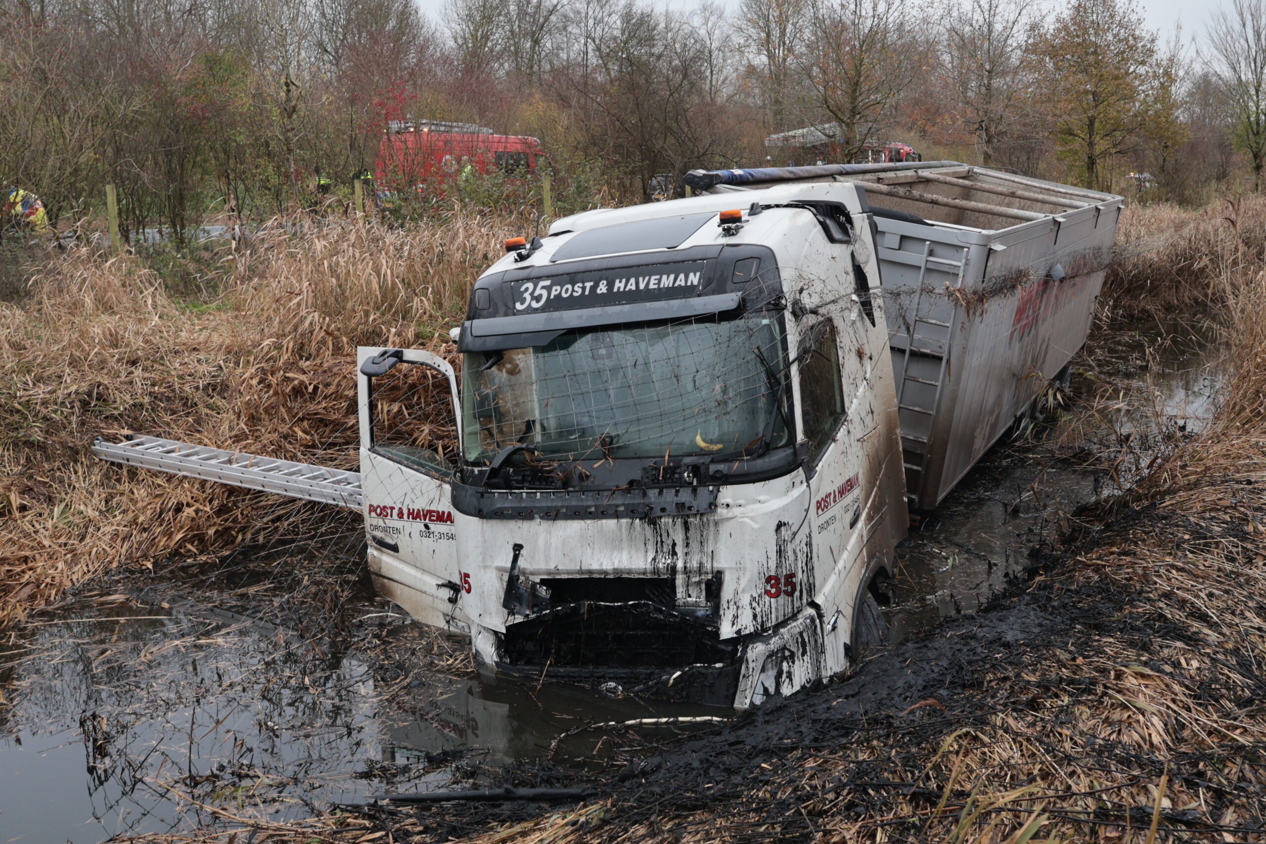 Vrachtwagen belandt in sloot, bestuurder door brandweer uit cabine gehaald