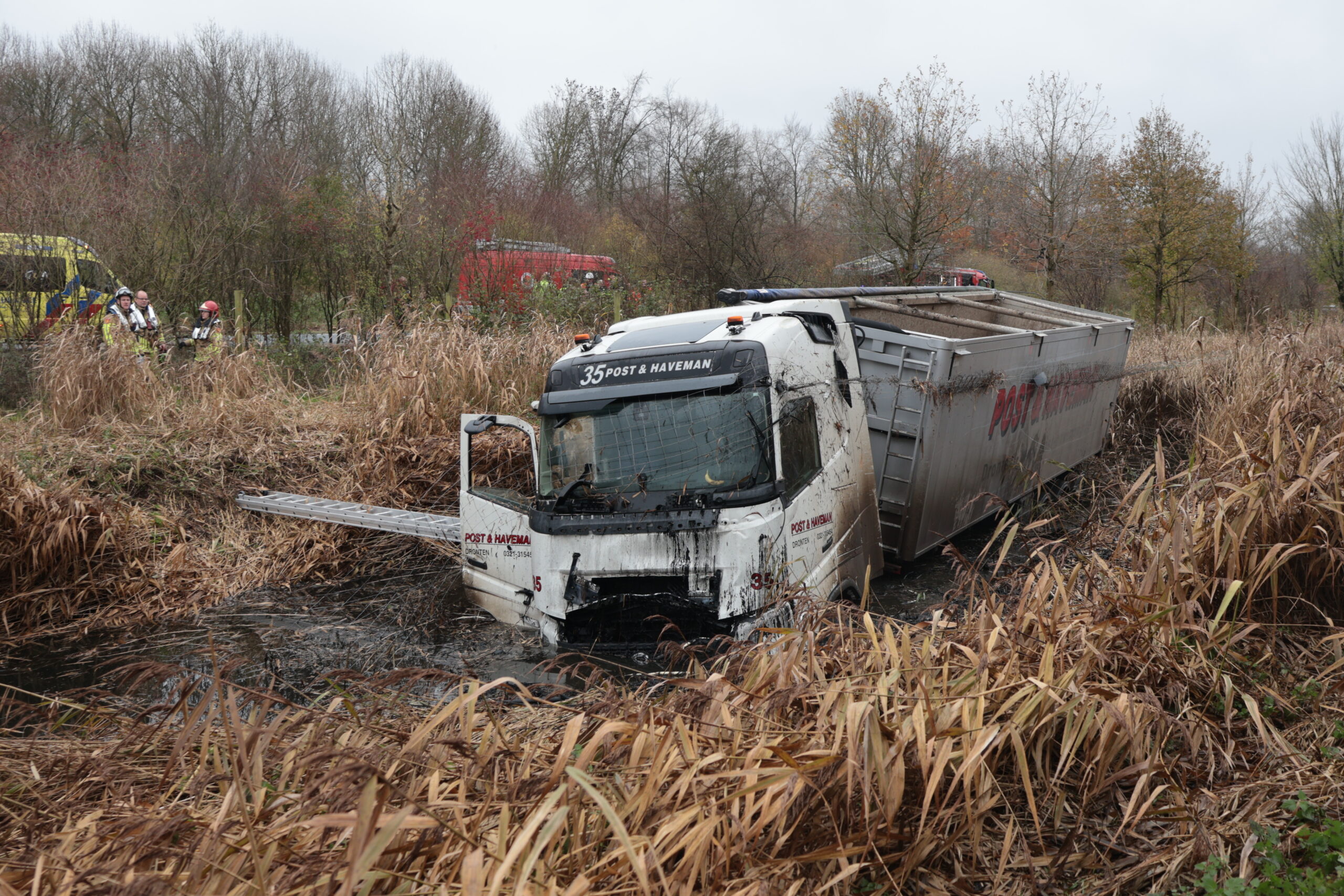 Vrachtwagen belandt in sloot bestuurder bevrijdt Gooiseweg - N305 L 281 in Zeewolde - 112 Nederland