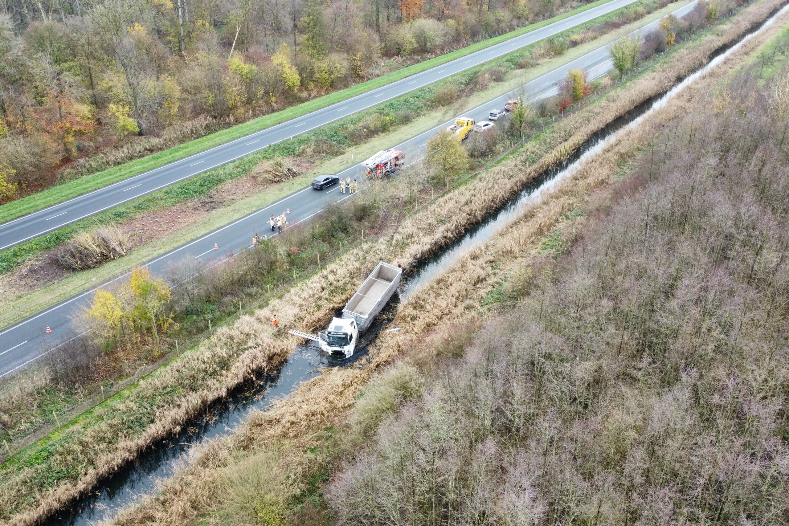 Vrachtwagen belandt in sloot bestuurder bevrijdt Gooiseweg - N305 L 281 in Zeewolde - 112 Nederland