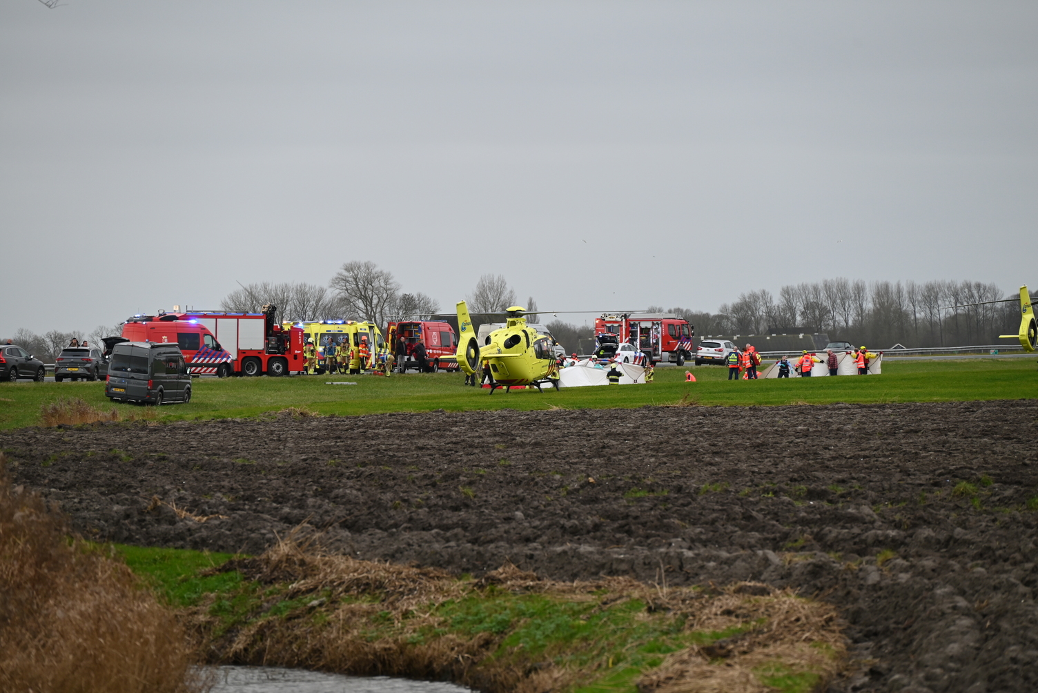 Auto met vijf inzittenden te water, één dode en vier gewonden
