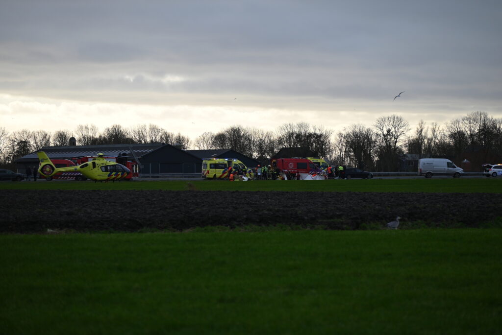 Auto raakt te water hulpdiensten ter plaatse Rijksweg A31 L 258 in Franeker - 112 Nederland