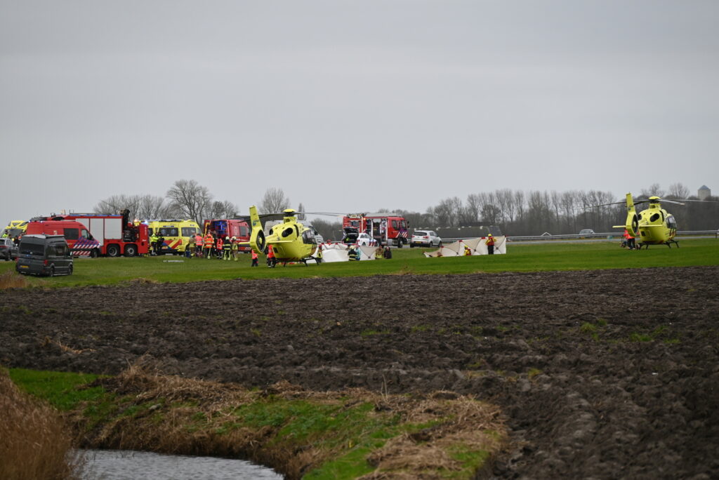 Auto raakt te water hulpdiensten ter plaatse Rijksweg A31 L 258 in Franeker - 112 Nederland