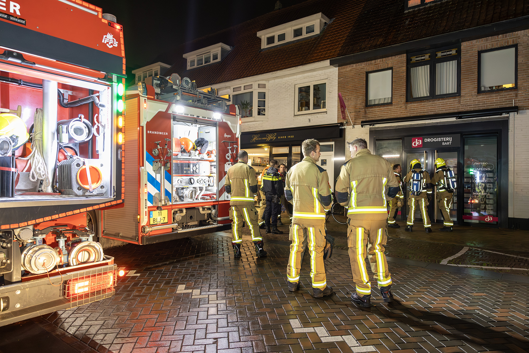 Brandweer lang bezig met winkel vol met rook Zandvoortselaan Heemstede - 112 Nederland