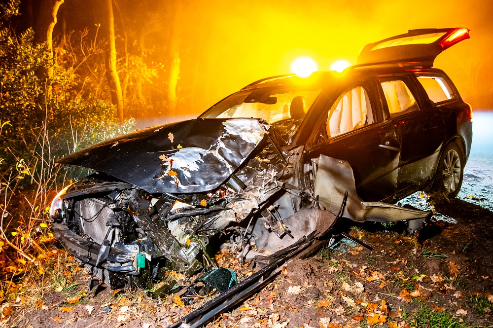 Auto botst in dichte mist tegen boom, bestuurder gewond
