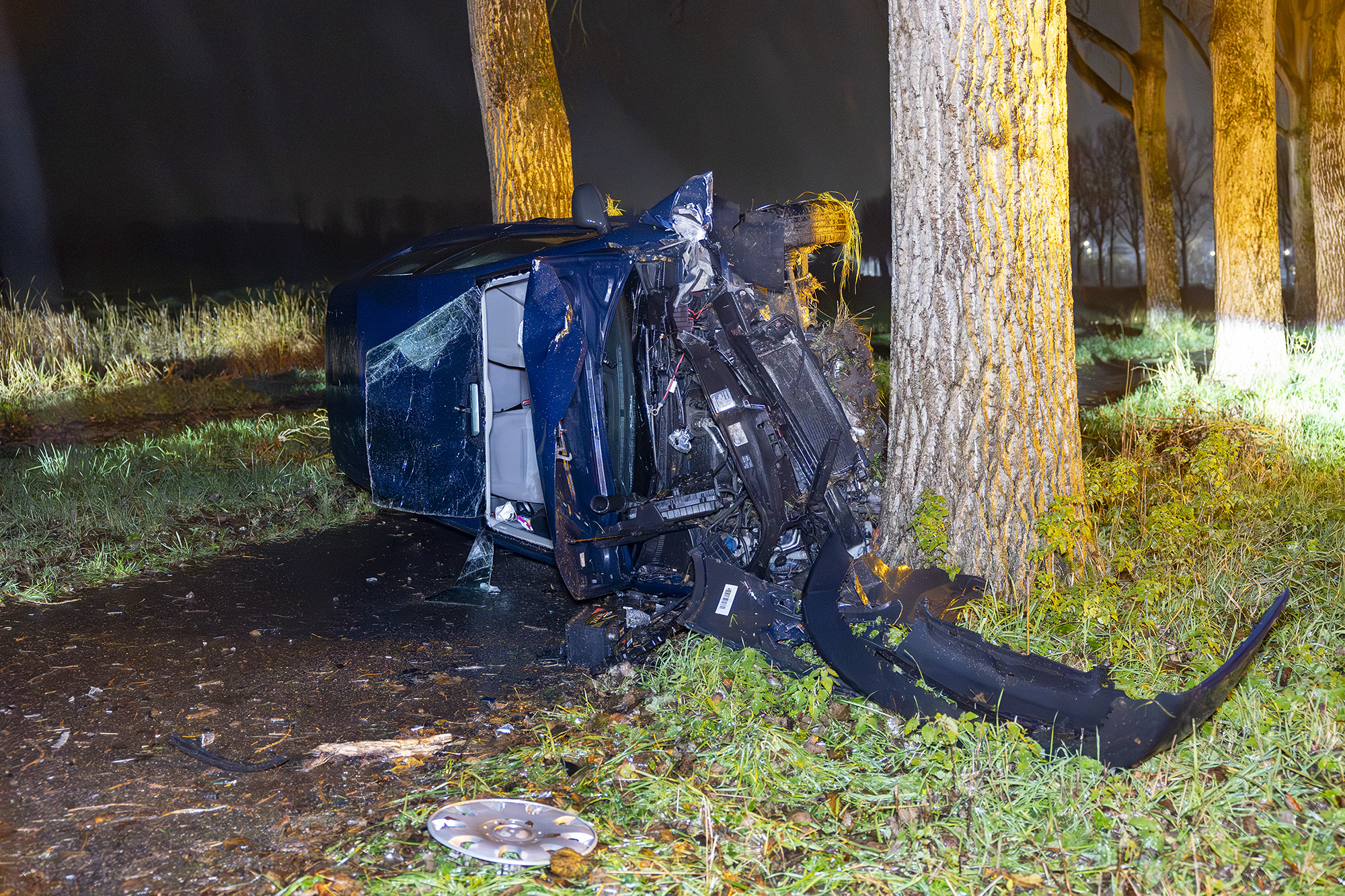 Auto belandt op zijkant na botsing op Oostbroekerweg in Velsen-Zuid - 112 Nederland