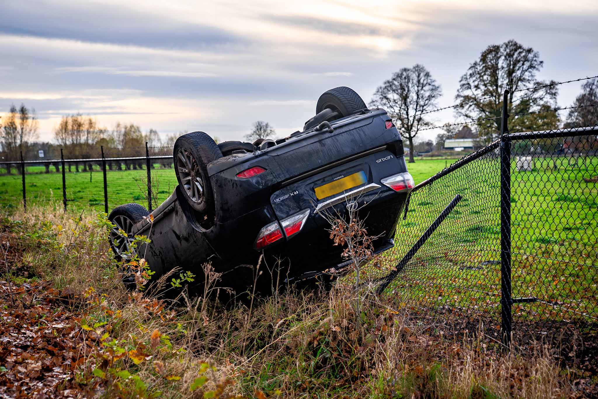 Auto belandt op z’n kop na eenzijdig ongeval