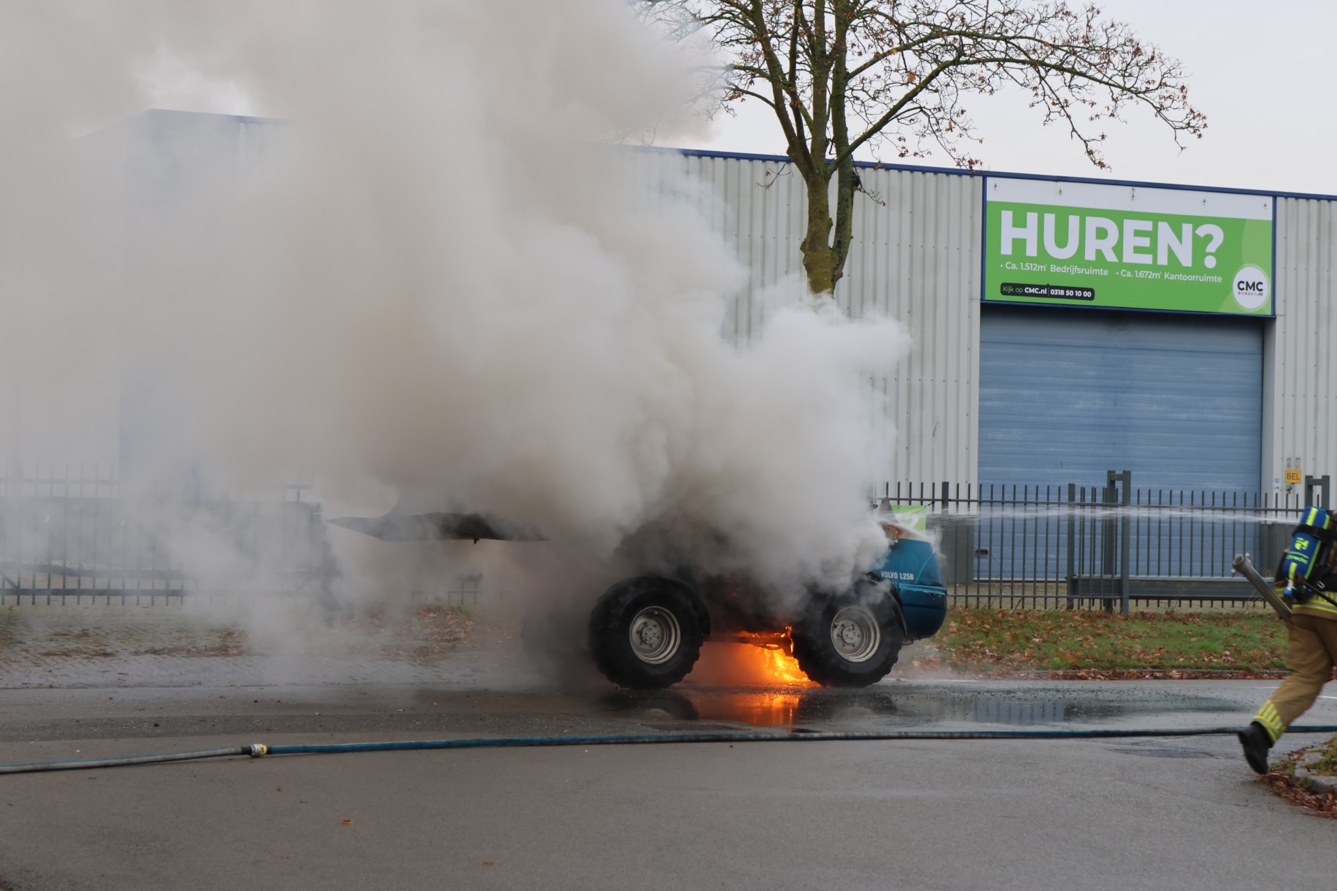 Minishovel verwoest door brand