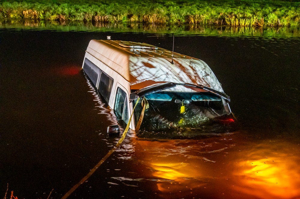 Camper belandt in water, bestuurder gewond