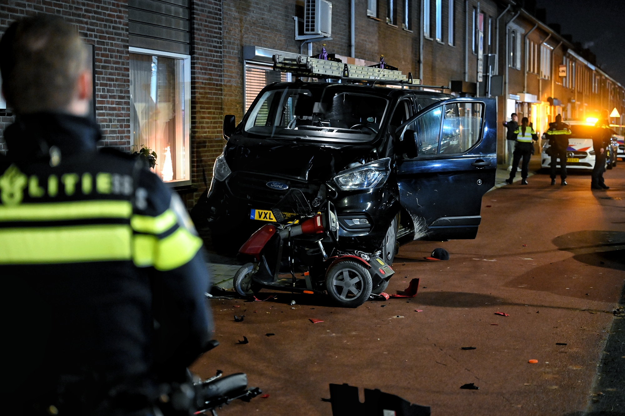 Vrouw op scootmobiel zwaargewond na aanrijding met bestelbusje