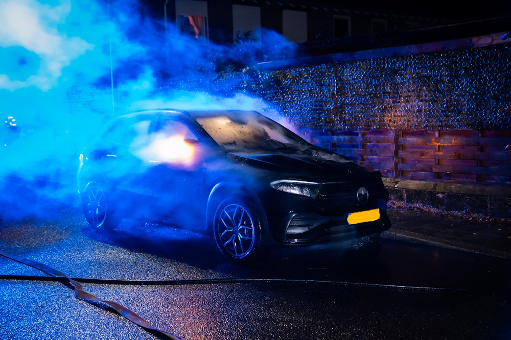 Elektrische auto zwaar beschadigd door brand