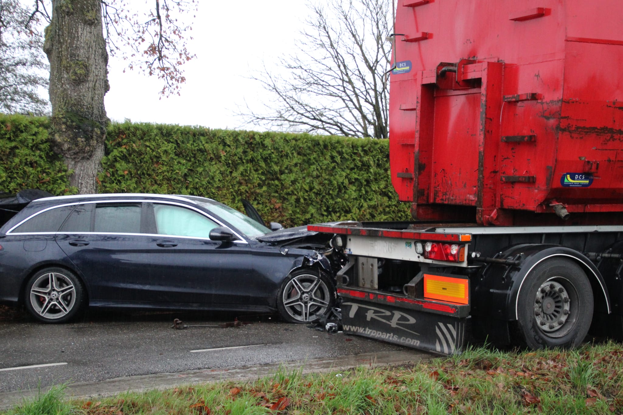Auto botst op geparkeerde aanhanger, traumahelikopter gealarmeerd