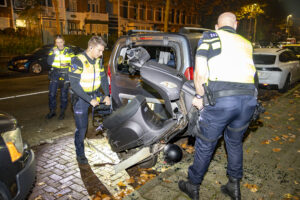 Scooterrijdster vliegt door raam geparkeerde auto Schoterweg Haarlem - 112 Nederland