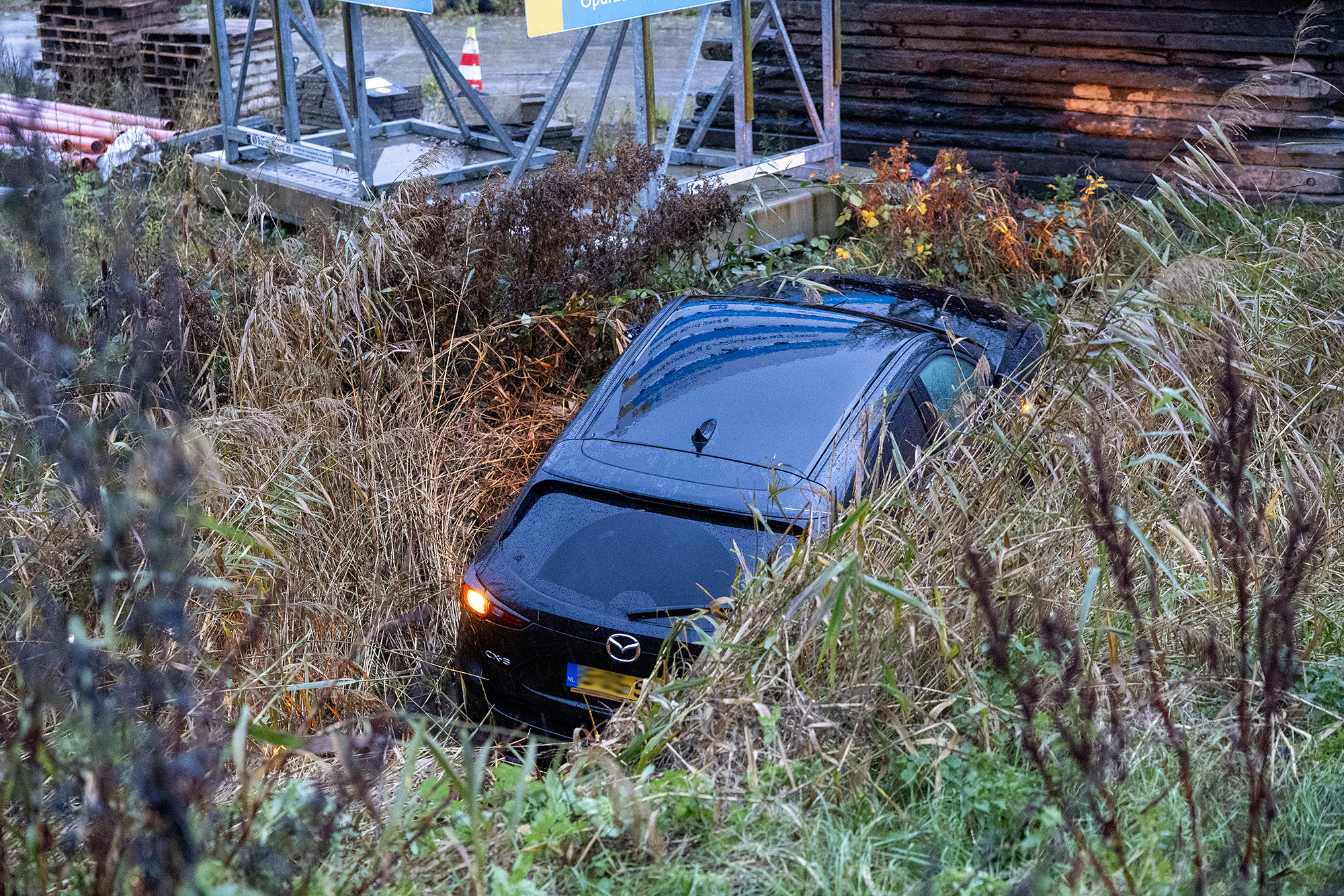 Automobilist wordt onwel en raakt met auto van de weg