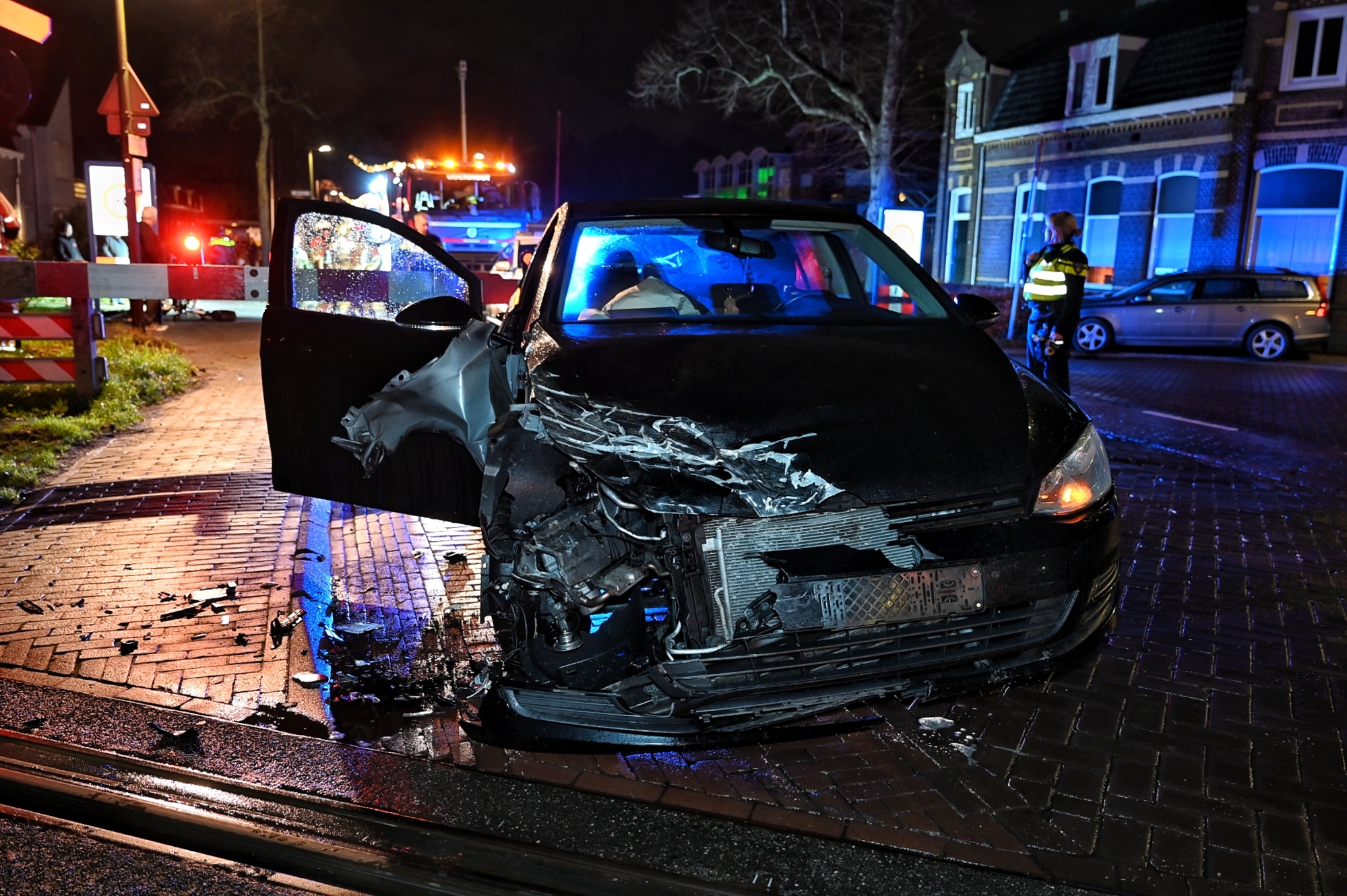 Auto op spoor geraakt door trein, Moeder en baby engel op schouder