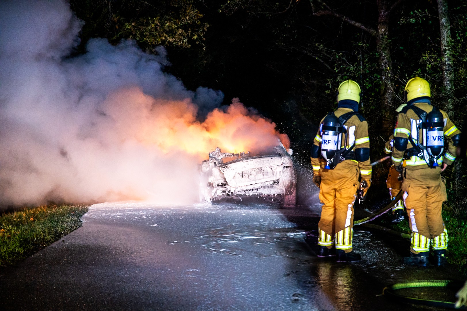 Auto vliegt tijdens het rijden in brand