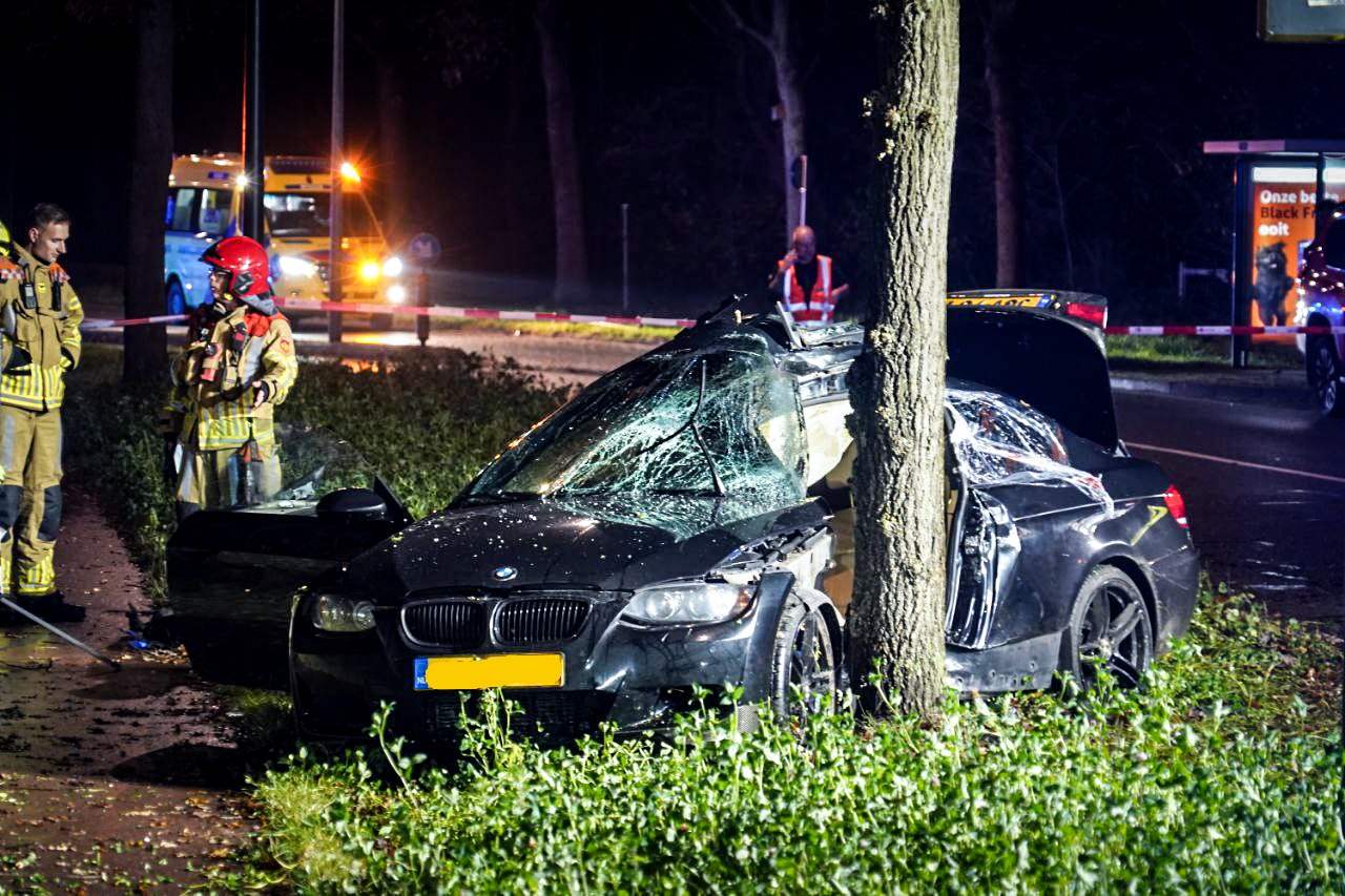 Auto crasht tegen boom, twee gewonden