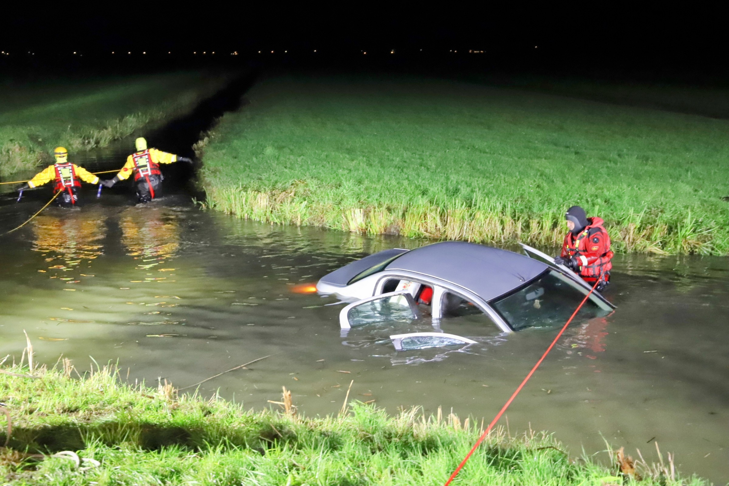 Auto te water, brandweer zoekt naar slachtoffers