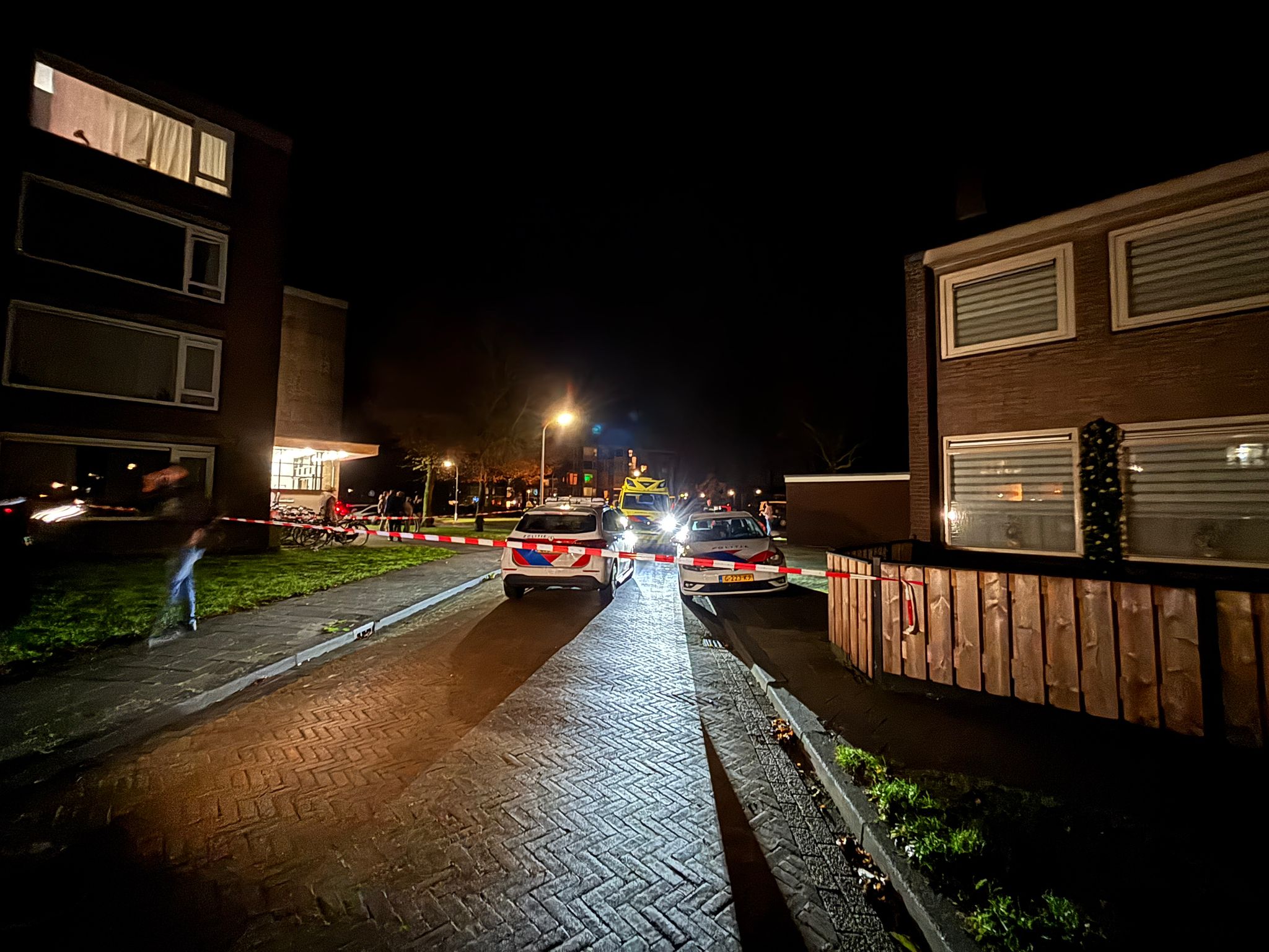 Man(26) overleden na schietincident, verdachte spoorloos