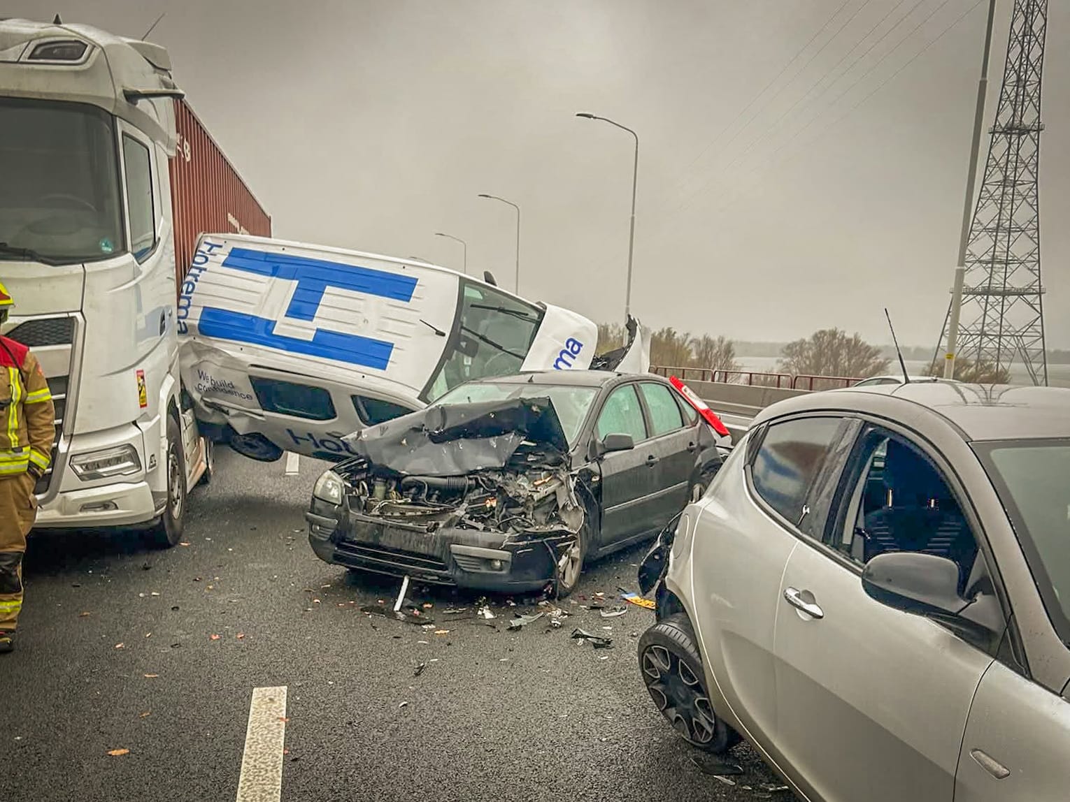 Zes voertuigen betrokken bij ongeval op brug