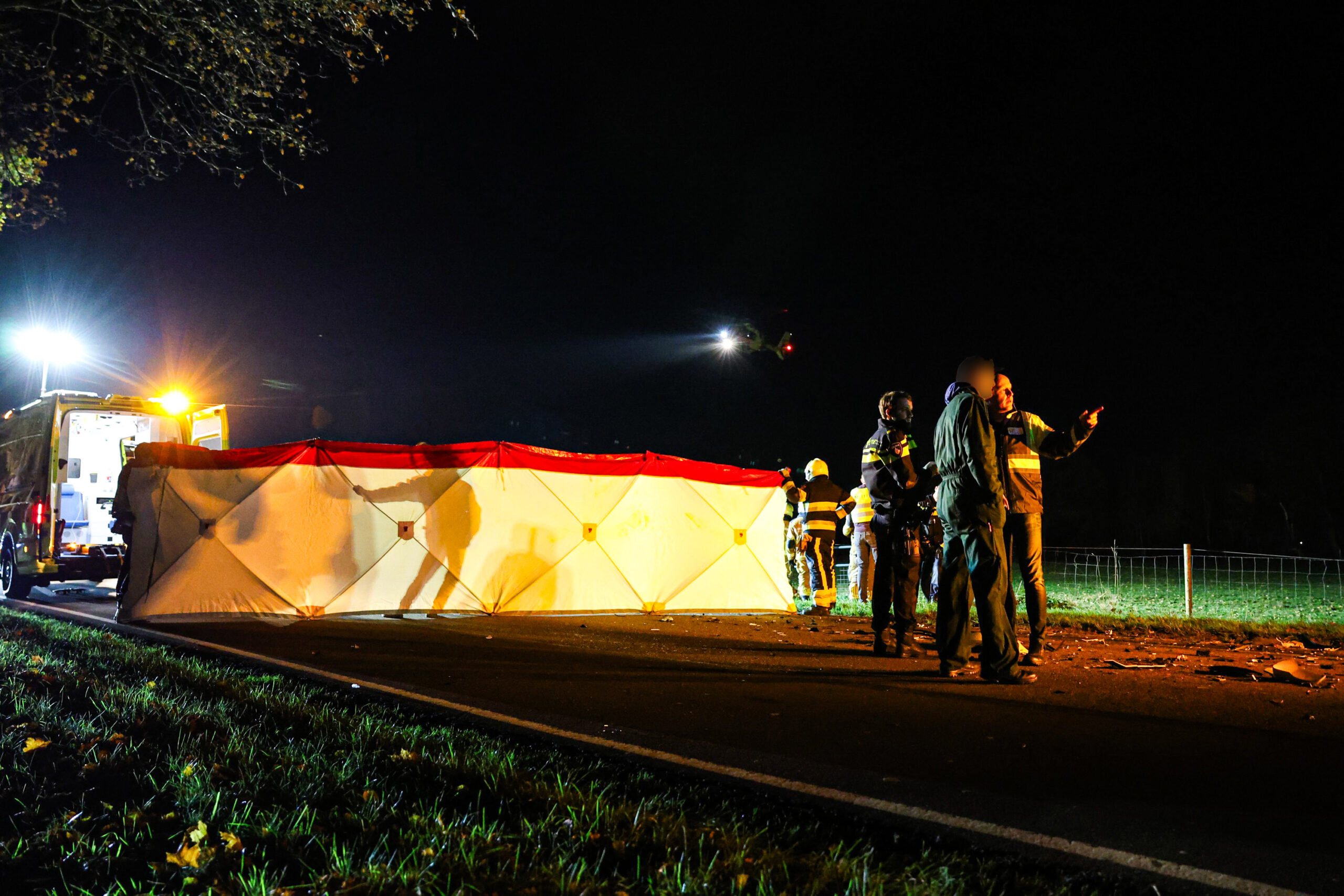 Vrouw bekneld en ernstig gewond bij frontale botsing vrachtwagen en auto