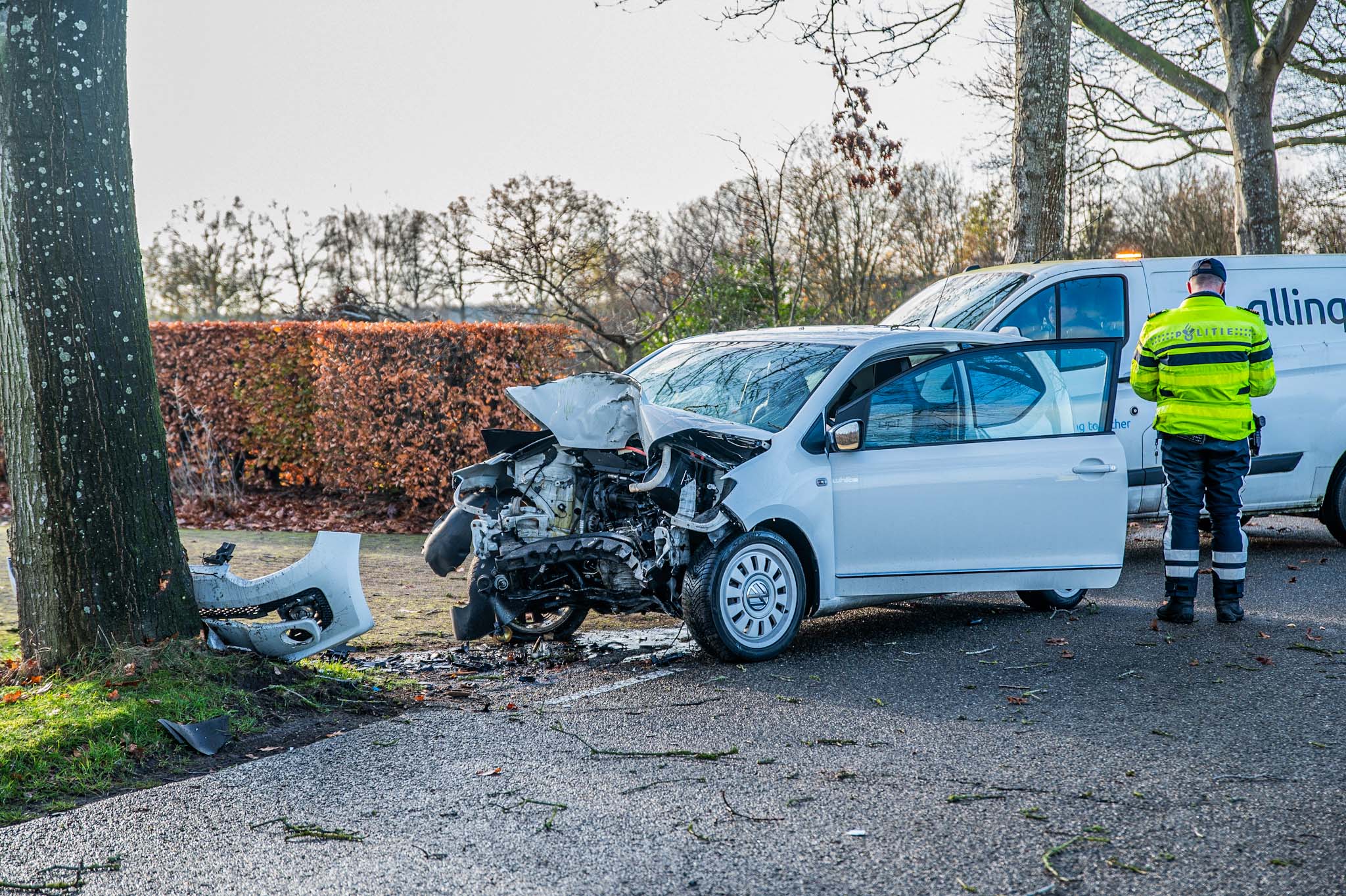 Auto raakt van de weg en botst op boom
