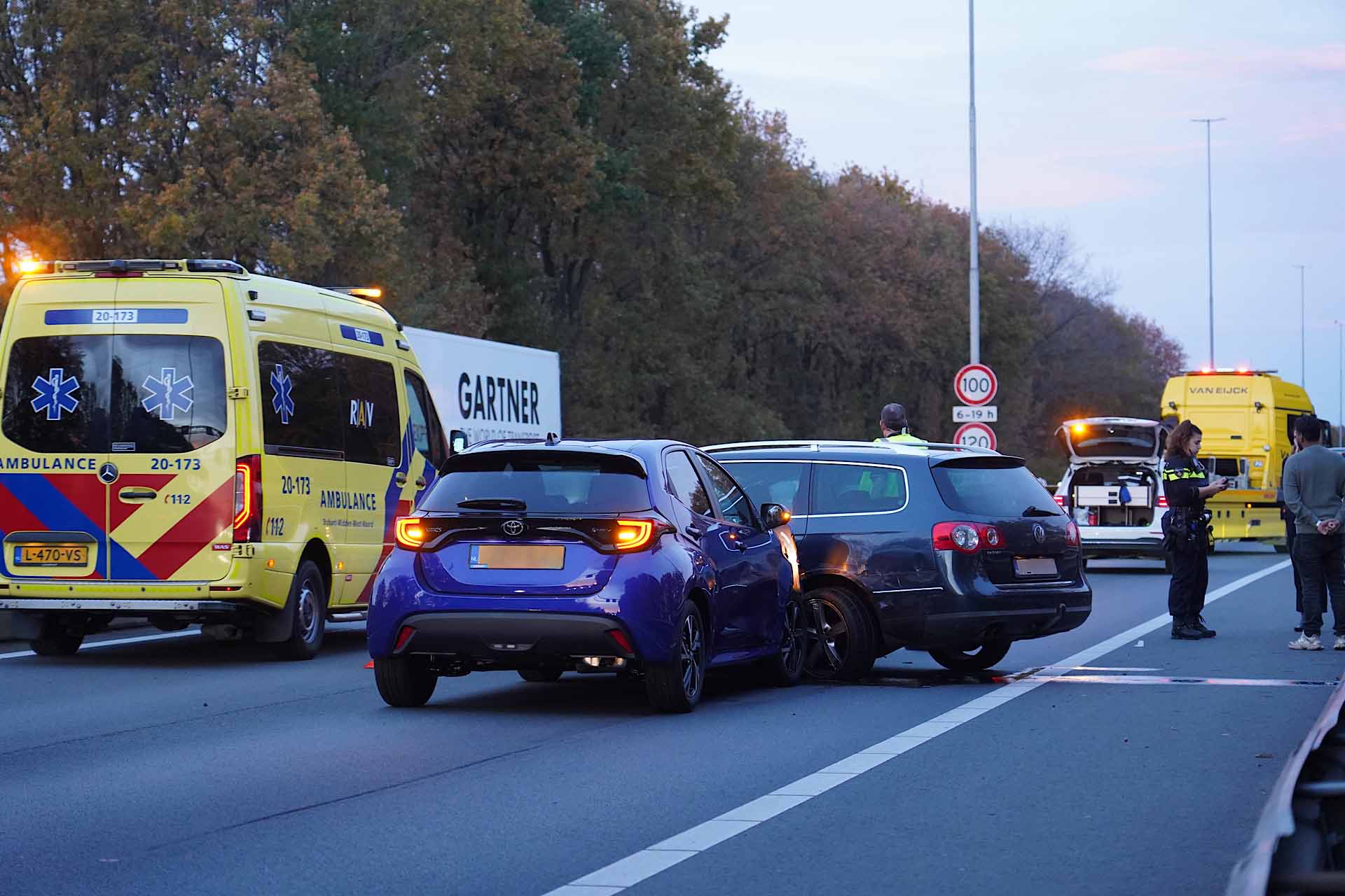 Zwangere vrouw gewond bij ongeval midden op snelweg, weg tijdelijk dicht
