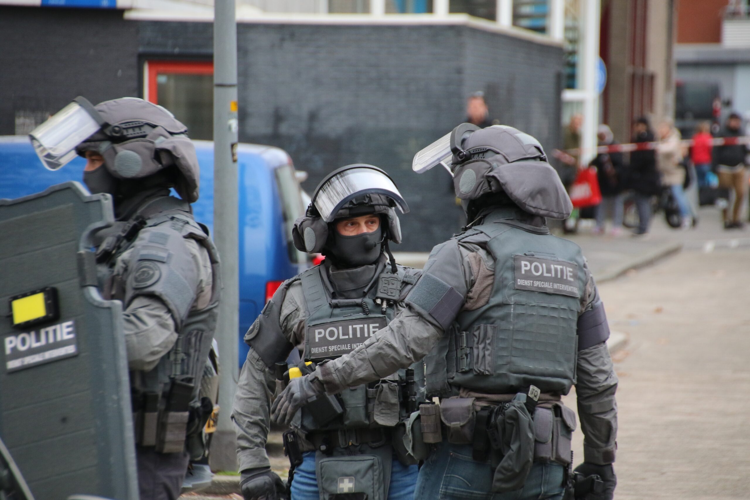 Eén verdachte aangehouden na overval op juwelier, zoektocht gaat verder