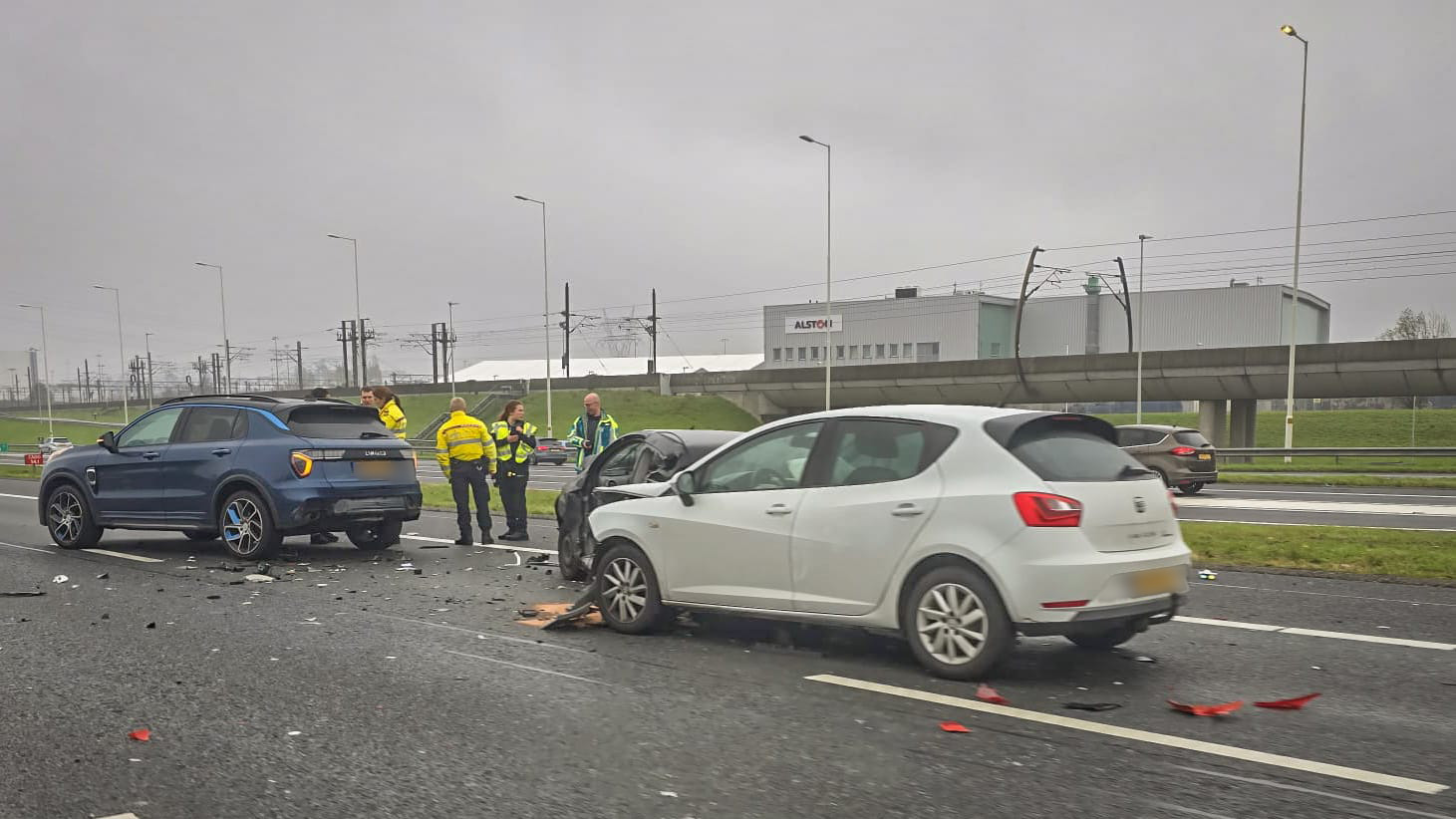 UPDATE: Twee gewonden bij kettingbotsing op snelweg, één ernstig bekneld geraakt