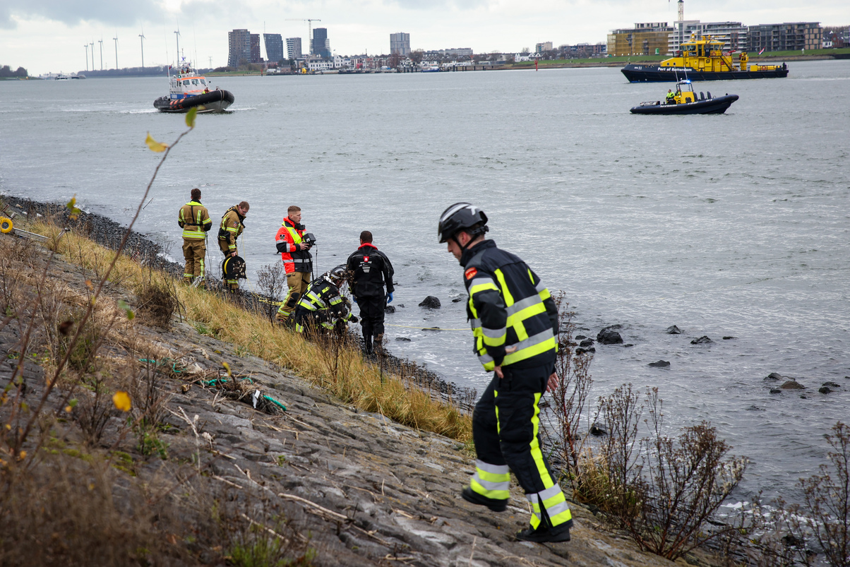 Grote zoekactie na vermoedelijk voertuig te water