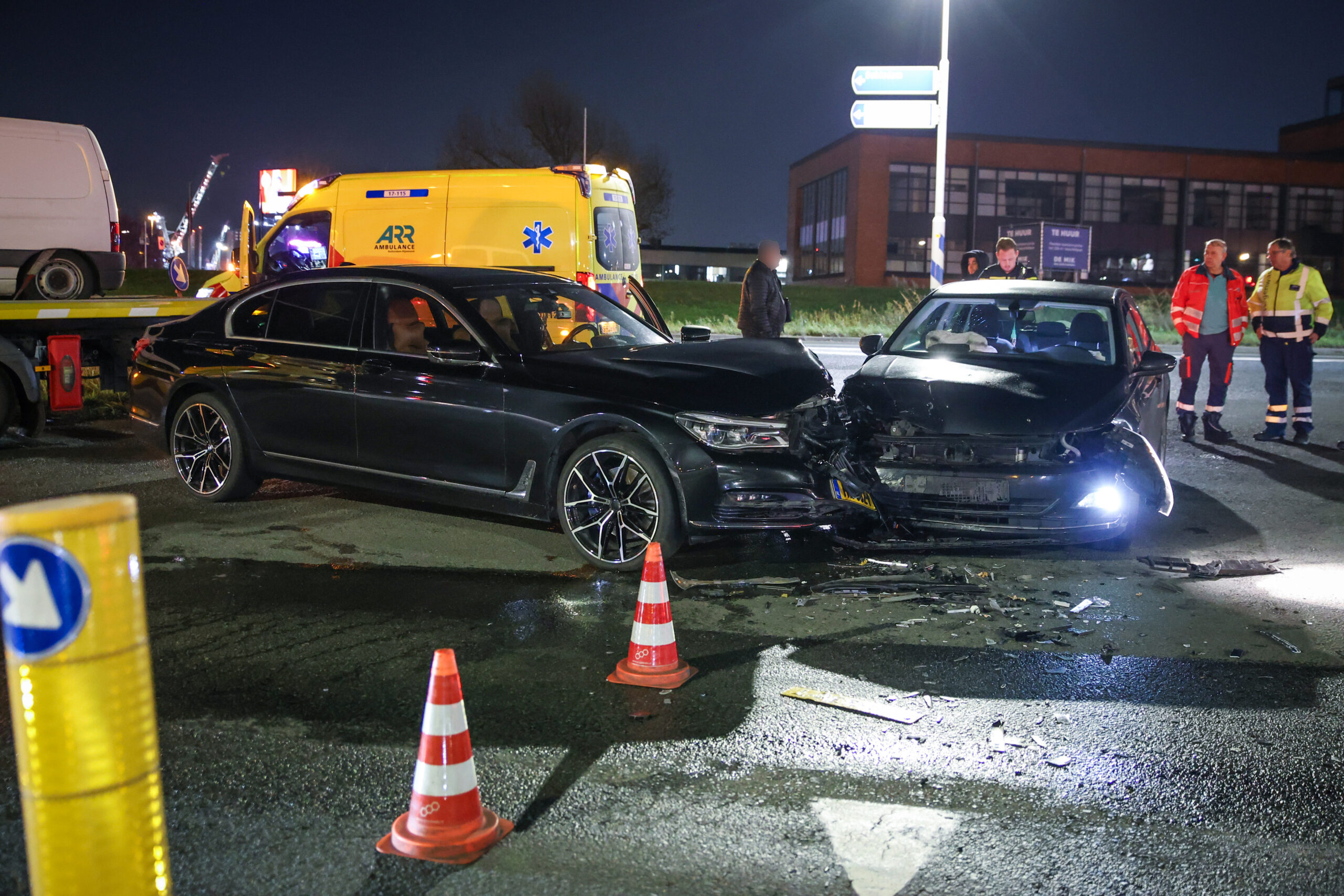 Verkeershinder na aanrijding met twee auto’s bij oprit van snelweg