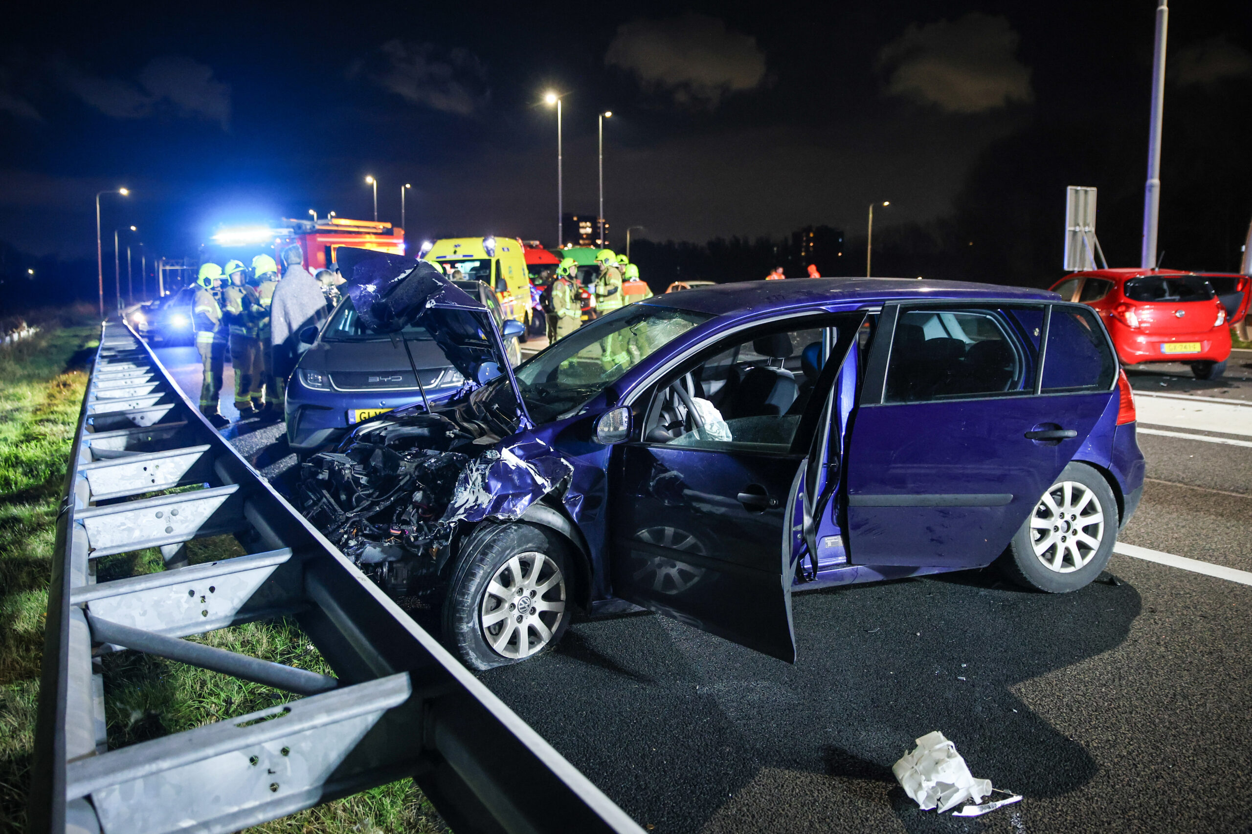 Meerdere auto’s botsen op snelweg; voertuig raakt botsabsorbeerder