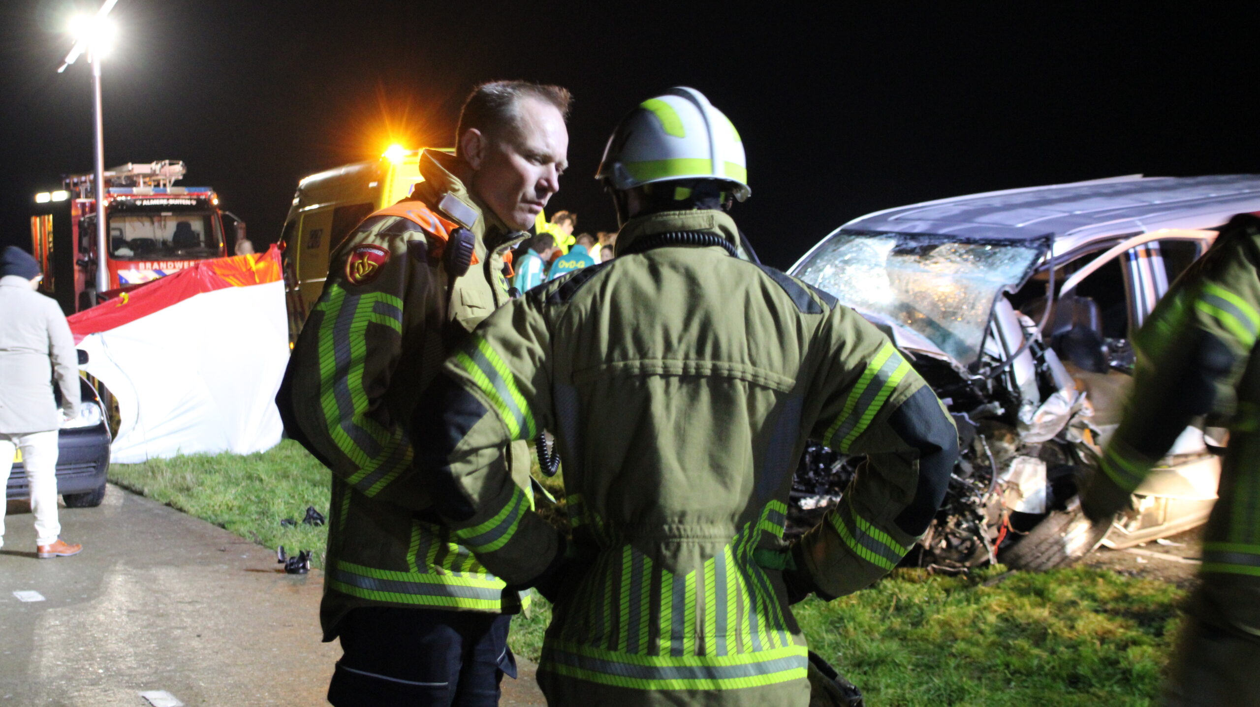 Dodelijk slachtoffer bij ernstig ongeluk met drie auto’s op dijk