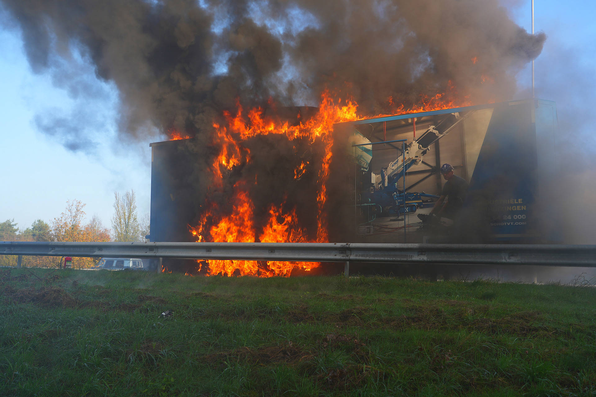 Snelweg dicht door brandende vrachtwagen