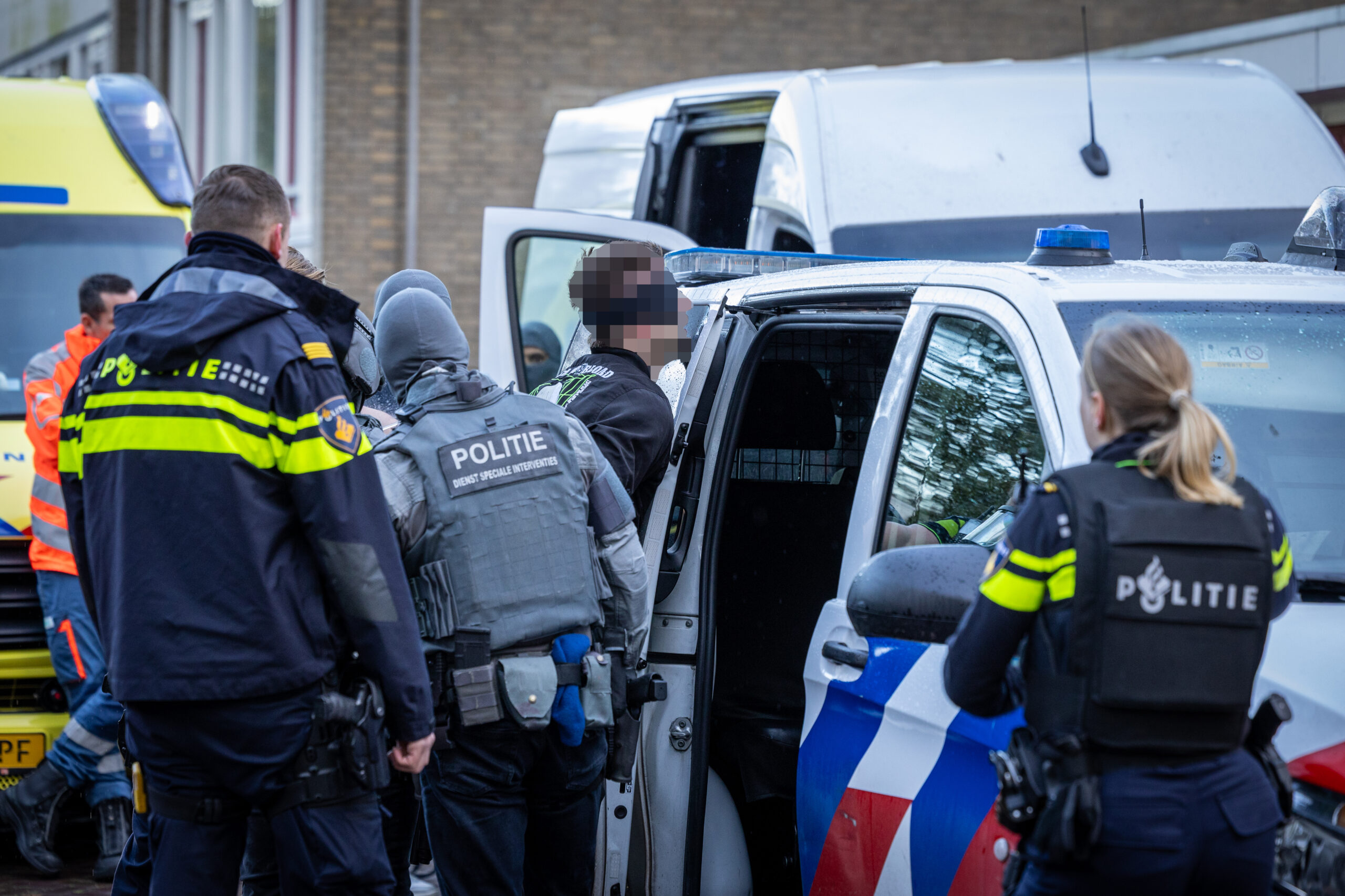 Arrestatieteam overmeestert verwarde man die met wapens dreigde