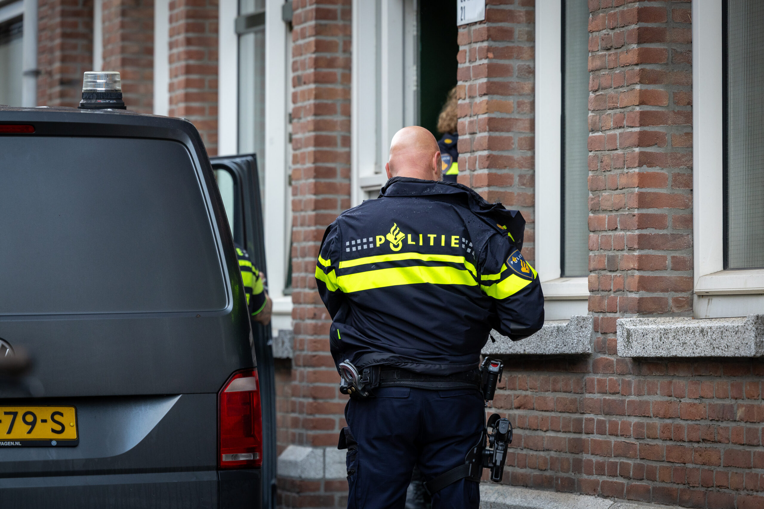 Man zwaargewond bij schietincident in woning, verdachte aangehouden