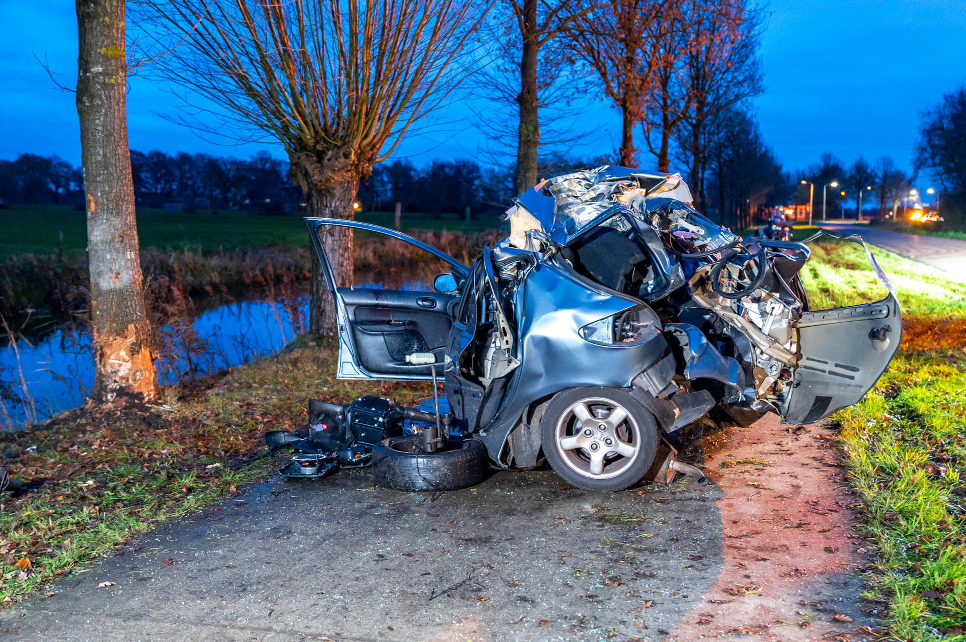 20-jarige jongen overleden na crash tegen boom