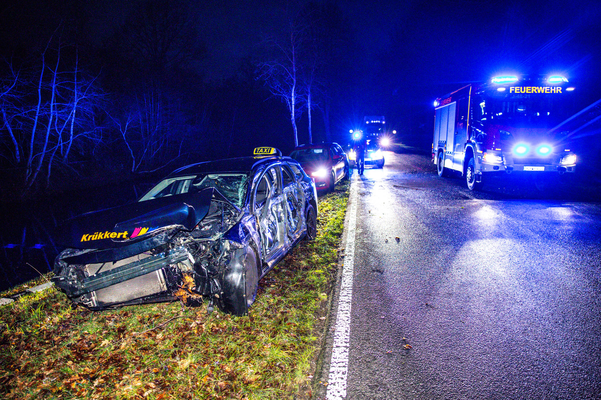 Taxichauffeur gewond bij eenzijdig ongeval met taxi tegen boom