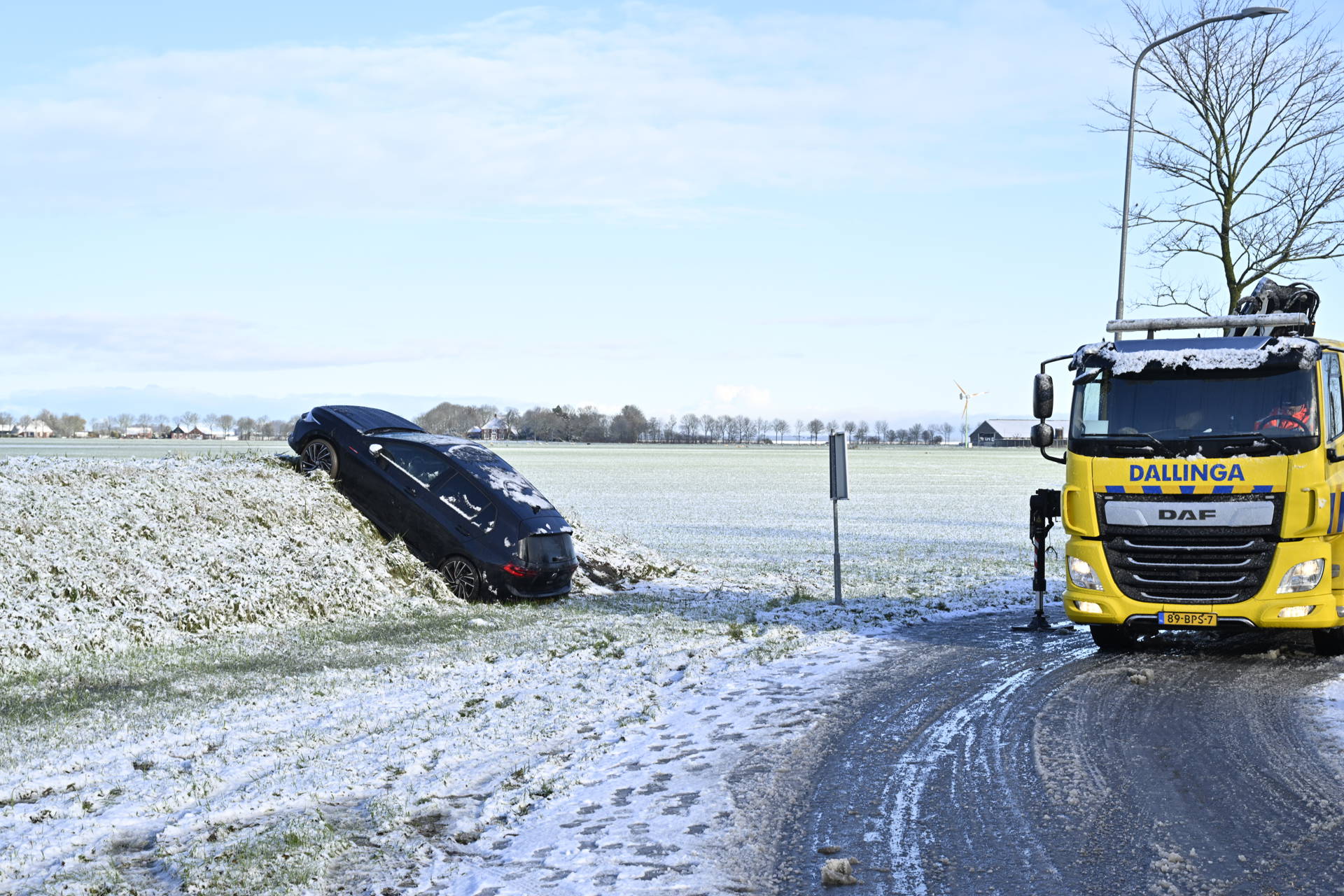 Auto raakt van de weg door sneeuw