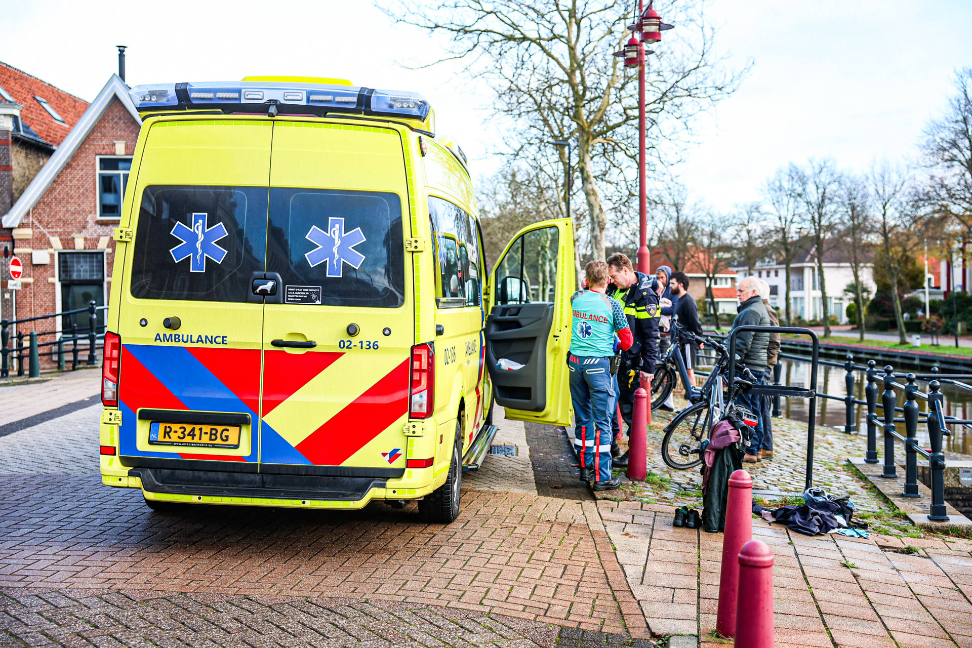 Omstander redt te water geraakt kind uit het water