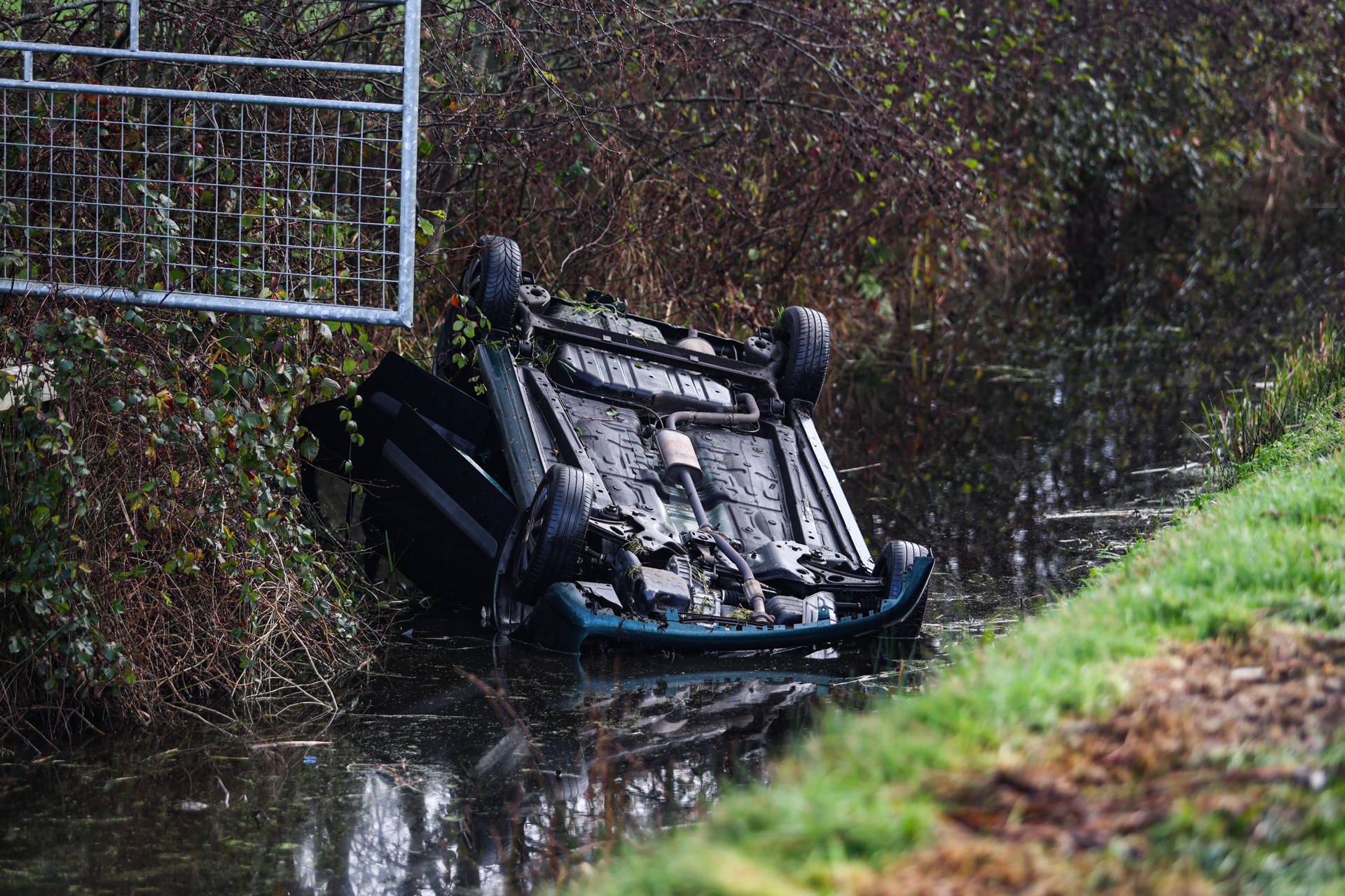 VIDEO | Heldhaftige omstanders springen sloot in om bestuurder te redden