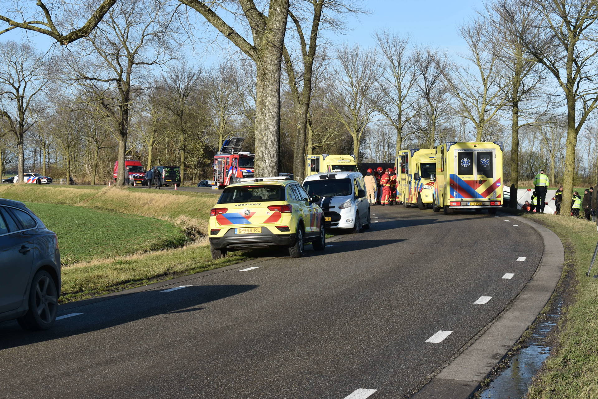 Twee ernstig gewonden nadat auto crasht tegen boom