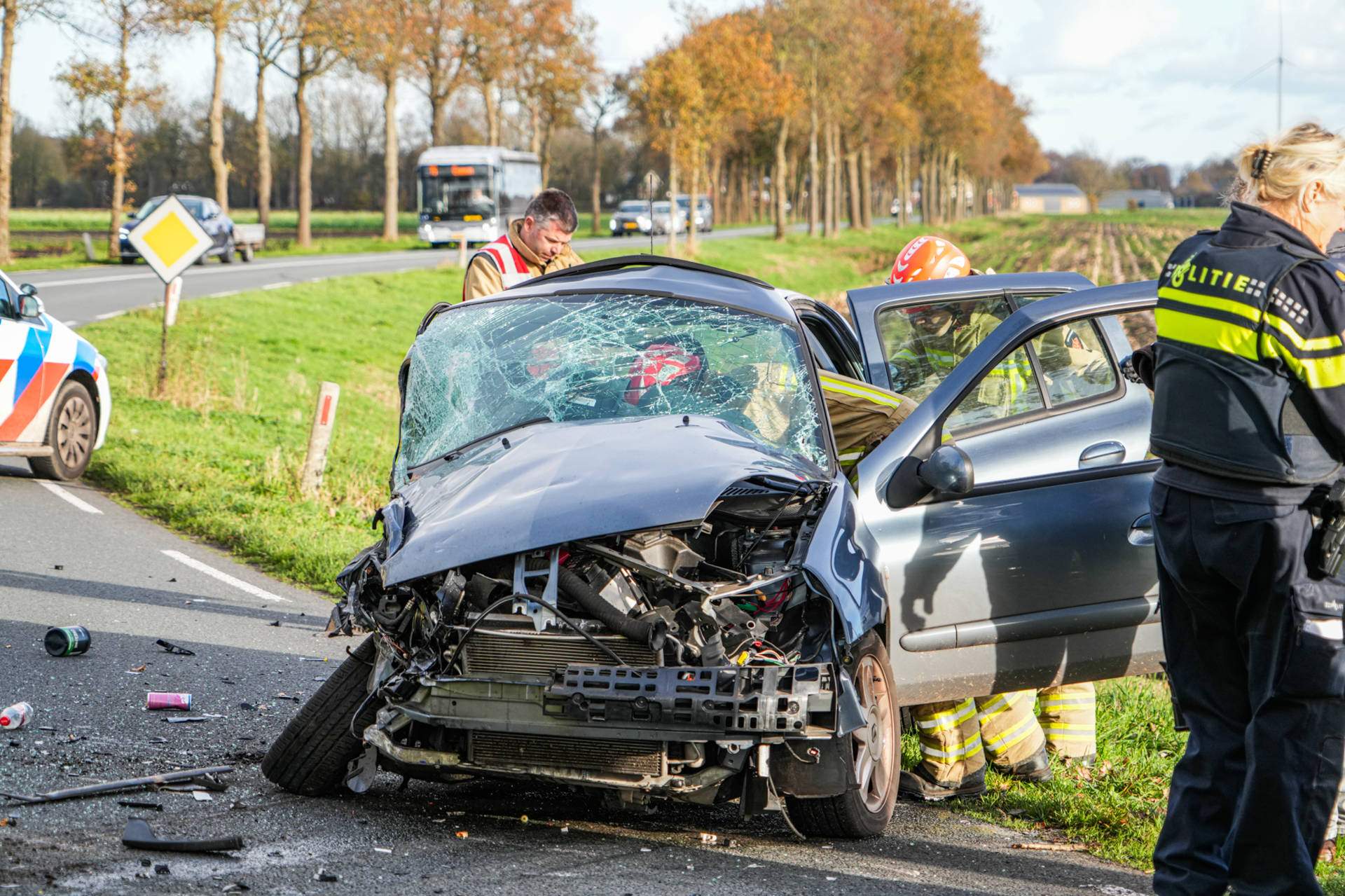 Twee inzittenden bekneld bij zware botsing op kruising