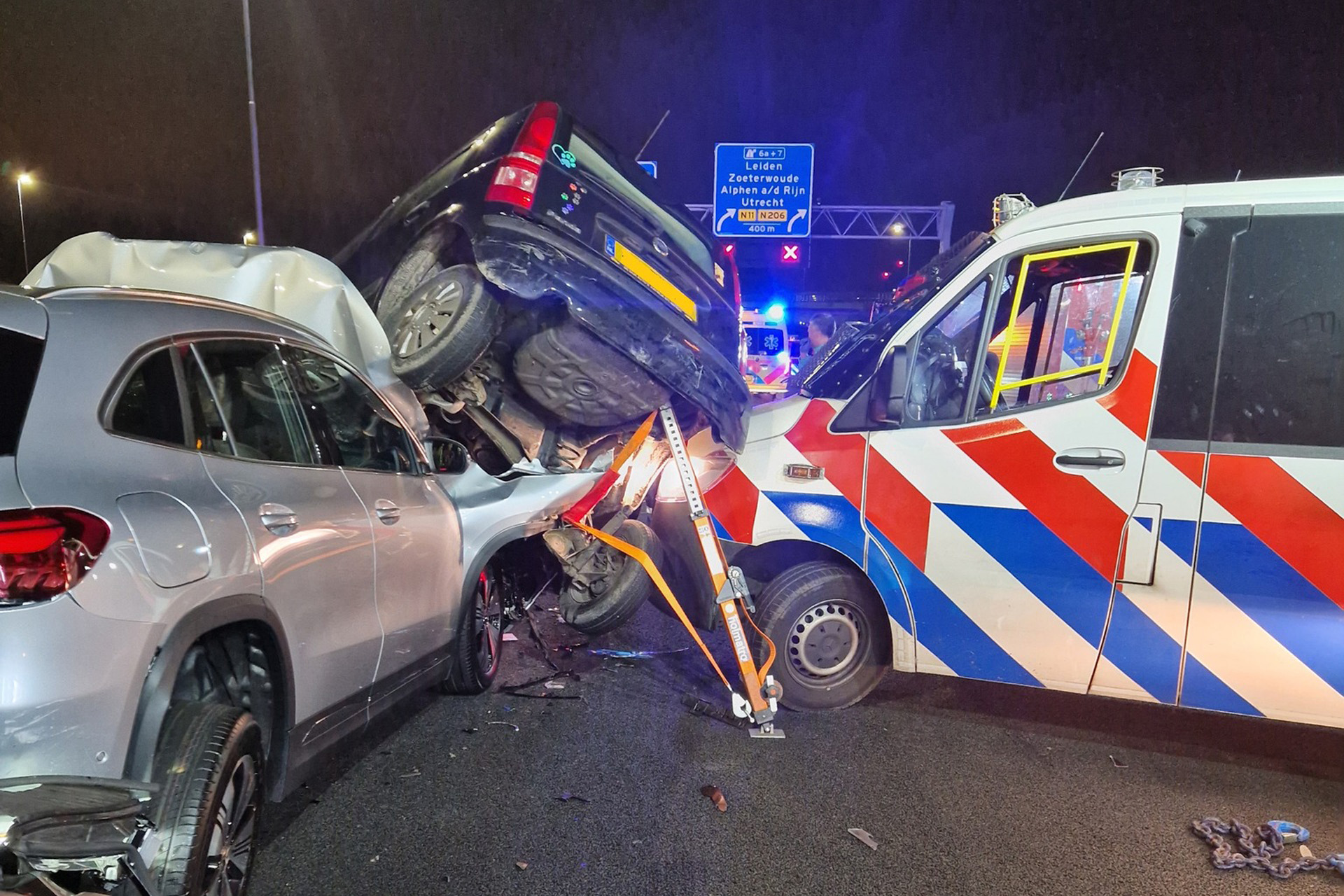 Meerdere gewonden bij kettingbotsing op snelweg, tientallen kijkers beboet