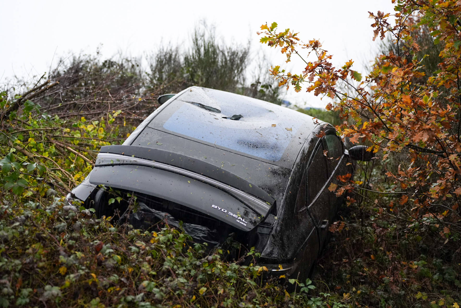 Auto’s raken van de Provincialeweg tijdens hagelbui