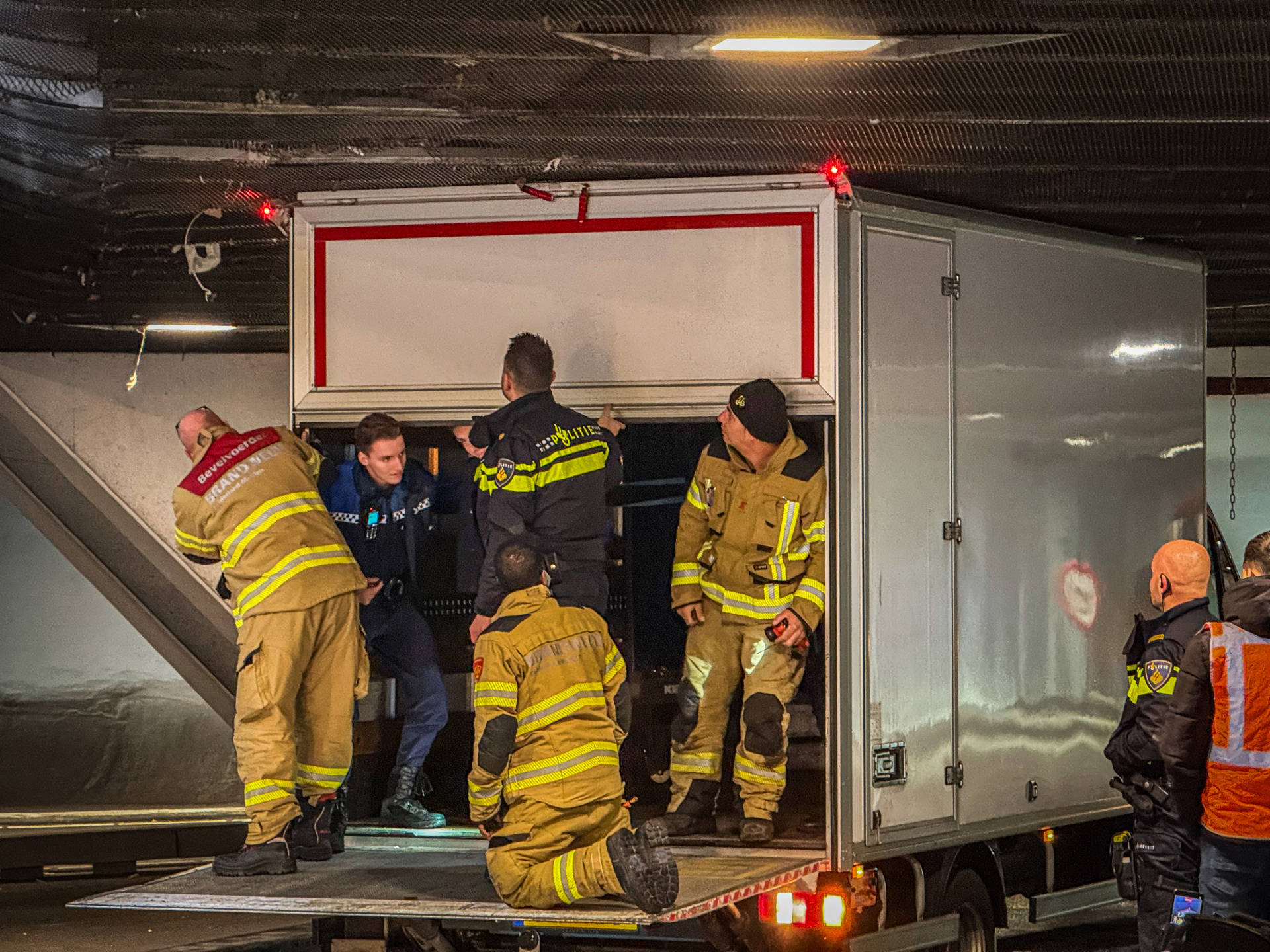 Bakwagen zit vast in tunnel